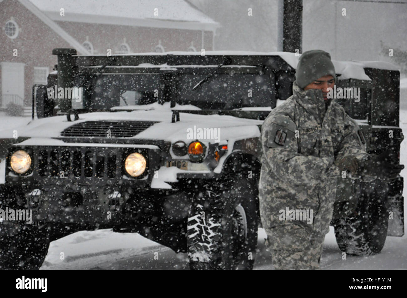 Sgt. Rodolfo Navarro, 1452nd combattere attrezzature pesanti trasporti azienda di trasporti, si prepara con la sua unità per assistere i driver a filamento lungo I-85 in Butner, N.C., Feb 12, 2014. La Carolina del Nord la guardia nazionale sta lavorando con autorità locali e statali per rispondere alla tempesta invernale Pax. (U.S. Esercito nazionale Guard foto di PFC. Lisa vitigni, 382 Affari pubblici Distacco/RILASCIATO) NC National Guard per assistere la Carolina del Nord Divisione nella gestione delle situazioni di emergenza durante la tempesta di neve Pax 140212-Z-EH515-004 Foto Stock