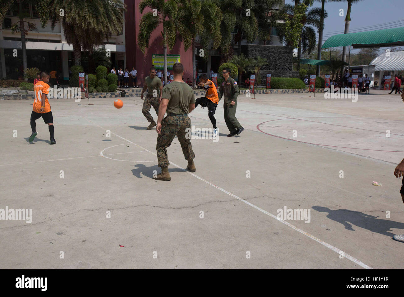 Stati Uniti Marines e Royal Thai Air Force di comunicare con gli studenti di Ubolratana Rajakanya Ratchawittayalai Scuola, Nakhon Ratchasima, Regno di Thailandia, durante una relazioni comunitarie caso Febbraio 13, 2014. I membri del servizio che si offrì volontario per l'evento sono coinvolti con esercizio Cobra Gold 2014. CG 14 è un giunto, multinazionale esercizio condotte annualmente nel Regno di Thailandia sviluppato per potenziare l'interoperabilità multinazionale. I marines sono con il primo velivolo Marina Wing, III Marine Expeditionary Force. (U.S. Marine Corps photo by Lance Cpl. Austin Schlosser/RILASCIATO) relazioni con la comunità Foto Stock