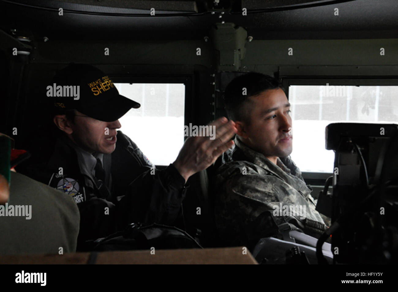 Vice Erik Seda, riattivazione dello sceriffo della contea di Office, dirige il personale Sgt. Juan Guzman Mancia, 113Supporto brigata, sul loro modo di una chiamata di servizio in Raleigh, North Carolina, Feb 13, 2014. La Carolina del Nord la Guardia Nazionale è stata aiutare le autorità locali in risposta alla tempesta invernale Pax. (U.S. Esercito nazionale Guard foto di PFC. Lisa vitigni, 382 Affari pubblici Distacco/RILASCIATO) NC National Guard per assistere la Carolina del Nord Divisione nella gestione delle situazioni di emergenza durante la tempesta di neve Pax 140212-Z-EH515-131 Foto Stock