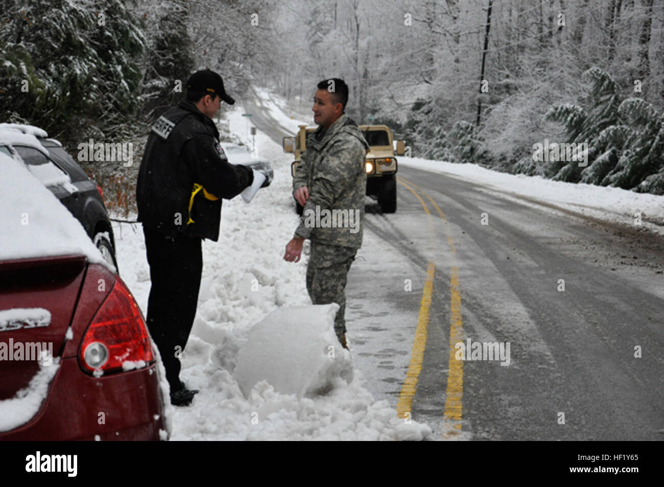 Vice Erik Seda, riattivazione dello sceriffo della contea di Office e il personale Sgt. Juan Guzman Mancia, 113Supporto brigata, discutere il piano di azione per la segnalazione di veicoli abbandonati in Raleigh, North Carolina, Feb 13, 2014. La Carolina del Nord la Guardia Nazionale è stata aiutare le autorità locali in risposta alla tempesta invernale Pax. (U.S. Esercito nazionale Guard foto di PFC. Lisa vitigni, 382 Affari pubblici Distacco/RILASCIATO) NC National Guard per assistere la Carolina del Nord Divisione nella gestione delle situazioni di emergenza durante la tempesta di neve Pax 140212-Z-EH515-161 Foto Stock