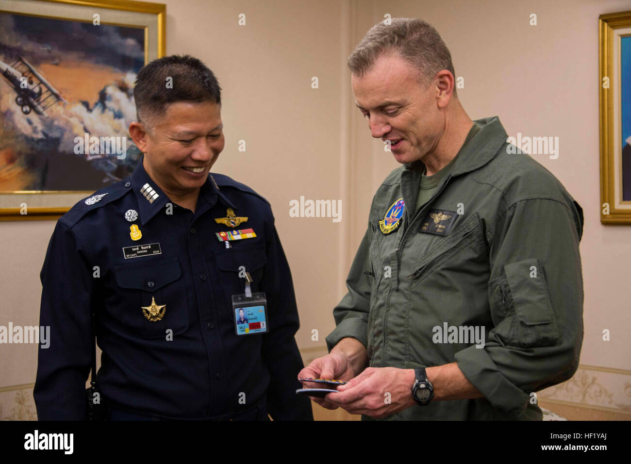 Col. Hunter Hobson riceve due patch unità dal gruppo capitano Narong Intachat con una sfida medaglia al suo arrivo all'ala Royal Thai Air Force Base, Nakhon Ratchasima, Regno di Thailandia, Feb. 16 durante l'esercizio Cobra Gold 2014. CG 14 è un giunto, multinazionale esercizio condotte annualmente nel Regno di Thailandia volti a migliorare e incrementare l'interoperabilità multinazionale. Hobson è il comandante per Marine Aircraft Group 12, 1° Marine ala di aereo III Marine Expeditionary Force. Intachat è il comandante di Ala, Royal Thai Air Force. (U.S. Marine Corps foto b Foto Stock