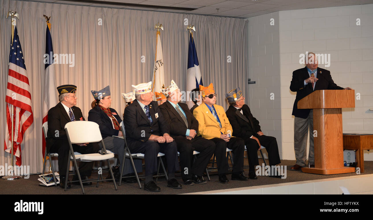 Navy Lt. Michael Thornton, ritirato e Medal of Honor destinatario, dà il discorso durante la cerimonia di investitura del Texas merci presentano Boxcar al Texas forze militari Museum a Camp Mabry di Austin in Texas, Feb 23, 2014. Il campionatore è stato uno dei 49 dato negli Stati Uniti nel 1949 - uno per ciascuno Stato membro e poi il territorio di Hawaiian. Il 'gratitudine il treno" o Merci boxcars ha dato il popolo di Francia come un dono al popolo americano come gesto di ringraziamento per aiuti umanitari inviati dopo la II Guerra Mondiale e per i sacrifici da American service membri su suolo francese durante il mondo Foto Stock