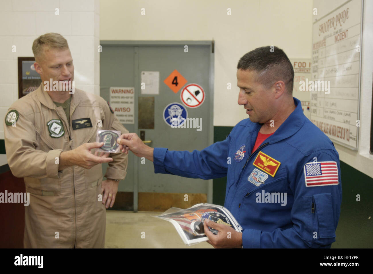 Astronauta.02 080603-M-0007C-5308.jpg MARINE CORPS AIR STATION MIRAMAR, Calif. - Marine Col. George Zamka, (a destra) il pilota per lo space shuttle missione STS-120 scoperta da ott. 23, 2007 a nov. 23, 2007, dà un marine per tutte le stagioni attacco Fighter Squadron 121 Patch per il Mag. Jay Ingwell, un istruttore con Marine Fighter Attack Training Squadron 101, Marine Aircraft Group 11 (Rein.), terzo aeromobile marino ala. Ingwell strappato il patch fuori la sua tuta di volo e lo diede a Zamka dieci anni prima quando Zamka è stato accettato come un pilota della NASA. Ingwell, che ha servito lungo il lato Zamka con VMFA(AW)-121, ha chiesto di lui Foto Stock