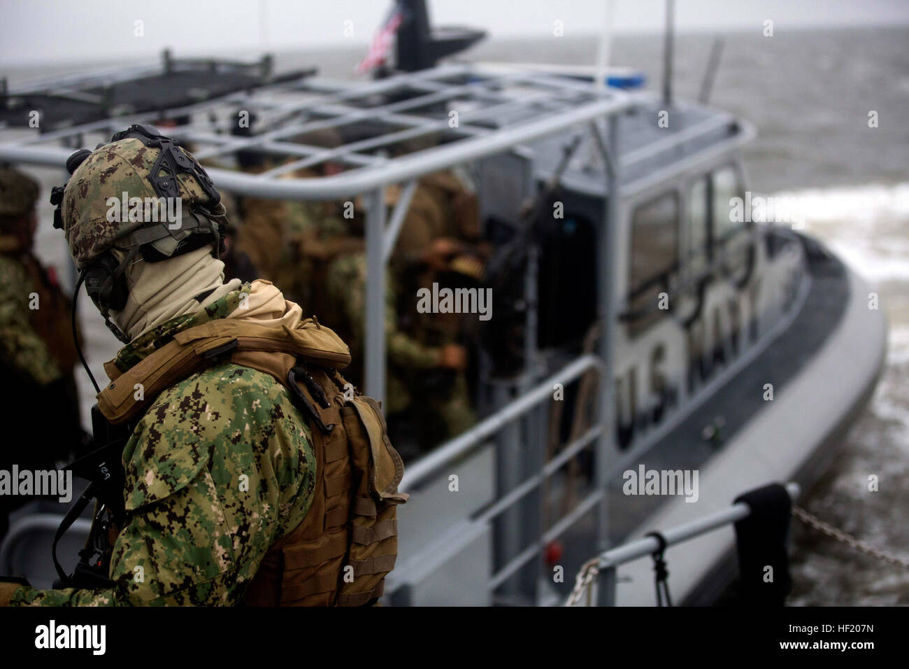 Stati Uniti Navy Petty Officer di terza classe Tanner Boysen, un gunners mate con acque costiere squadrone fluviale 2 , orologi come U.S. Navy 34-piede mare Arca intrepida Patrol passa in barca sul fiume Neuse, N.C., 5 marzo 2014. Boysen hanno partecipato all'aperto impegno acqua pre-distribuzione esercizio di formazione come una macchina gunner sulle rive di un fiume in barca di comando. (U.S. Marine Corps photo by Lance Cpl. Jodson B. Graves/RILASCIATO) Aprire acqua esercizio di impegno 140305-M-SW506-209 Foto Stock