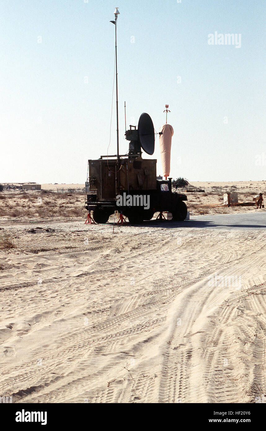 Un M998 High-Mobility multiuso di veicolo su ruote (HMMWV) portante un radar e sistema di monitoraggio shelter siede parcheggiata in un aeroporto durante operazione Desert Shield. Il rifugio è utilizzato dai marines della 3° pilotato a distanza veicolo (RPV) plotone per via della loro Pioneer RPVs durante il volo. RQ-2 radar di Pioneer e sistema di monitoraggio Foto Stock