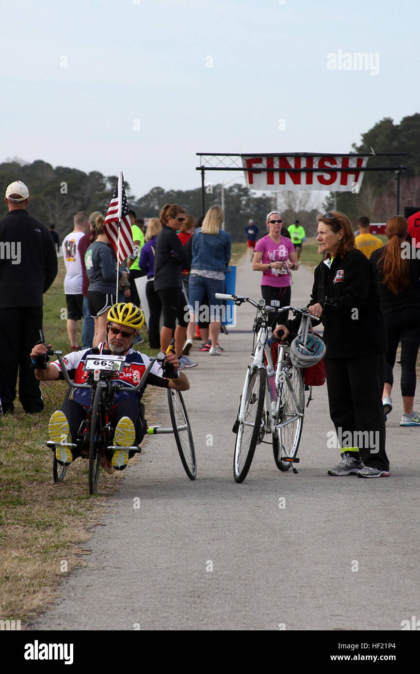 Paul Kelly si siede nella sua mano-ciclo al traguardo dopo il completamento del xv annuale di Marine Corps Air Station Cherry Point Mezza Maratona Marzo 15, 2014. Kelly ha iniziato partecipando a varie gare ed eventi nel 2008 con le speranze per la raccolta di fondi e la sensibilizzazione per i feriti i membri del servizio. Nato per cavalcare la strada a Cherry Point, atleta quadriplegic ispirato da Marines, compete in annuale stazione aria mezza maratona 140322-M-OT671-027 Foto Stock