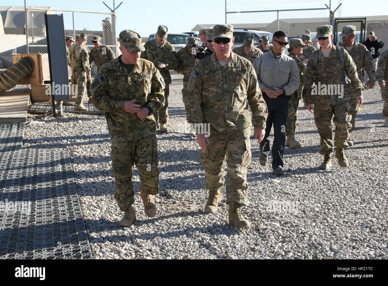 Esercito il Mag. Kevin Kennedy, sinistra, società commander, Golf Company, 2-135 evacuazione medica unità, passeggiate con Gen. Frank J. erba, capo della Guardia Nazionale Ufficio di presidenza durante il generale delle visita ai campi bastione e Leatherneck, provincia di Helmand, Afghanistan, 24 marzo 2014. Erba generale ha visitato i soldati per valutare il benessere e le esigenze della protezione unità attualmente distribuito al comando Regionale (sud-ovest). Capo delle Guardie Nazionali Bureau visite dispiegato unità di guardia nella provincia di Helmand 140324-M-KC435-3286 Foto Stock