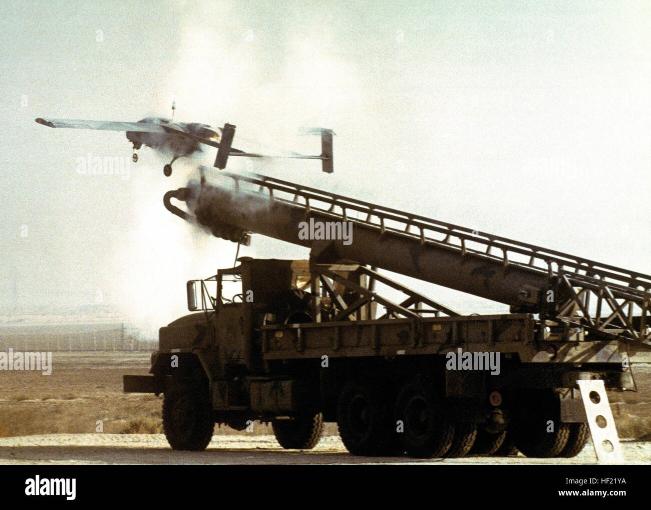 Un pioniere pilotato a distanza veicolo (RPV) viene catapultato da una rampa di lancio impostato sulla cima di un M-814 5-ton carrello merci. Il RPV è testato a sostegno dell Operazione Desert Shield. RQ-2 Pioneer è catapultato da una rampa di lancio 1 Foto Stock