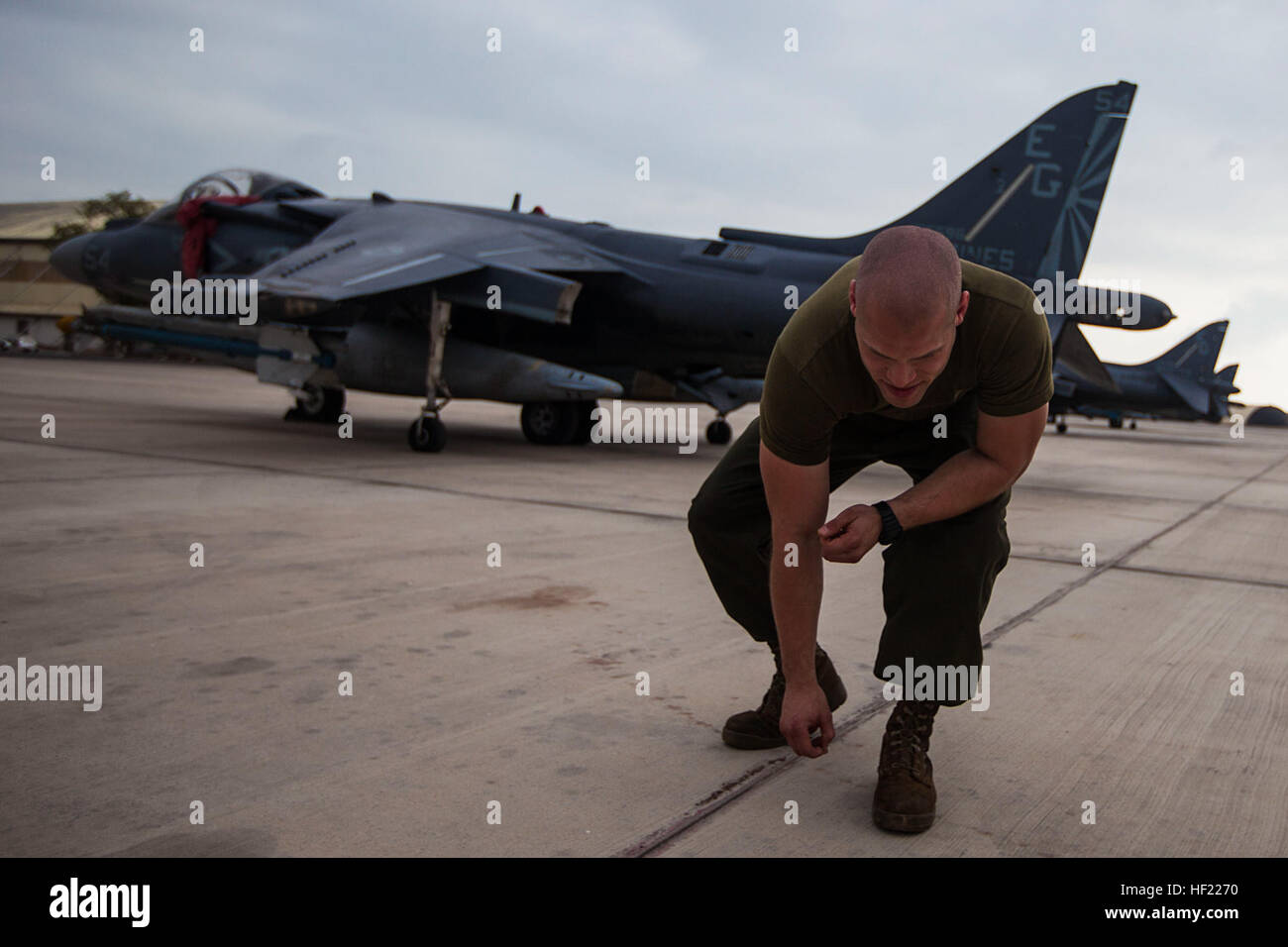 Stati Uniti Marine Corps Cpl. Giovan I. Rodriguez, Marine medie Tiltrotor Squadron (VMM) 263 (rinforzato), 22 Marine Expeditionary Unit (MEU), piano e capitano nativo di Cidra, Puerto Rico, preleva i detriti prima di operazioni di volo in francese Airbase 188 durante un'aria-aria e aria-terra esercizio di combattimento con il francese Mirage 2000s. La ventiduesima MEU è distribuito con il Bataan anfibio gruppo pronta come una riserva di teatro e la risposta alle crisi in tutta forza U.S. Comando centrale e gli Stati Uniti Quinta Flotta area di responsabilità. (U.S. Marine Corps foto di Sgt. Pericolo di Austin/RILASCIATO) ventiduesimo MEU Harrier maint Foto Stock