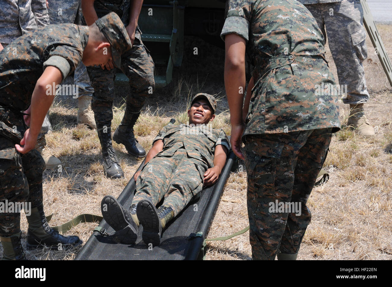 Un soldato del 2° brigata di fanteria dell'esercito nazionale del Guatemala gode di giocare il ruolo del paziente mentre i suoi compagni soldati tecniche pratiche per il carico di pazienti in una ambulanza Giovedì, 3 Aprile in preparazione per l'inizio di oltre l'orizzonte 2014. Al di là dell'orizzonte è parte degli Stati Uniti Comando Sud dal punto di vista umanitario e civile Programma di assistenza. Stati Uniti Esercito nazionale Guard Photo da 1 Sgt. David A. Smith noi esegue la formazione di ambulanza a fianco di soldati guatemalteco 140403-Z-RV554-084 Foto Stock