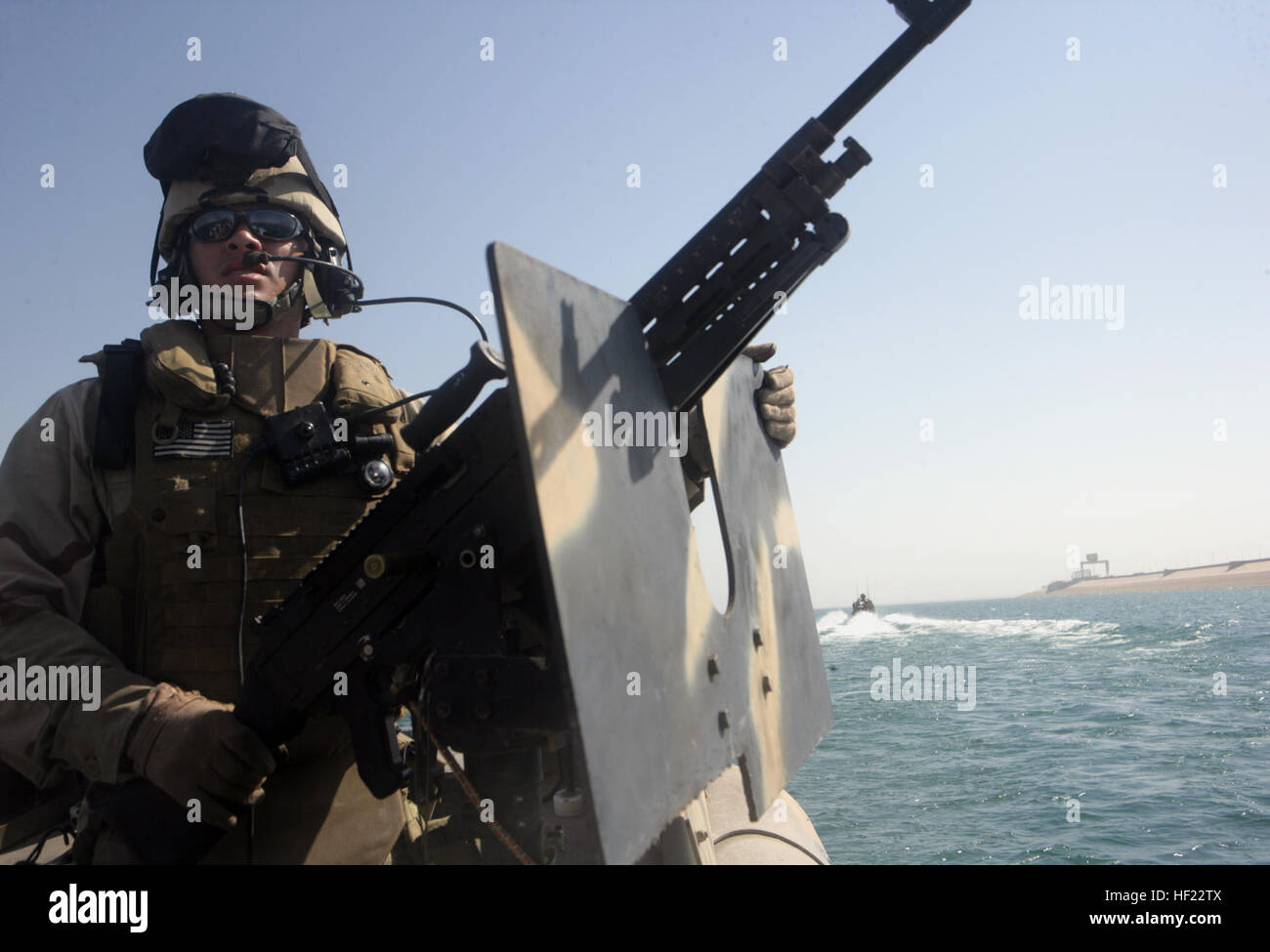 080705-M-1391M-001 HADITHA, Iraq (5 luglio 2008) GunnerÕs Mate marinaio Jose Caro, assegnato alla squadriglia fluviale (RIVRON ) 3, orologi il mare aperto mentre si conduce una pattuglia di sicurezza nel lago Quadsiyah vicino a Haditha, Iraq. RIVRON-3 le pattuglie della zona di idrovie per contribuire a garantire la sicurezza e la protezione di Al Anbar provincia. Stati Uniti Marine Corps foto di Cpl. Seth Maggard (rilasciato) Navy US 080705-M-1391M-001 artigliare il compagno del marinaio Jose Caro, assegnato alla squadriglia fluviale (RIVRON ) 3, orologi il mare aperto mentre si conduce una pattuglia di sicurezza Foto Stock
