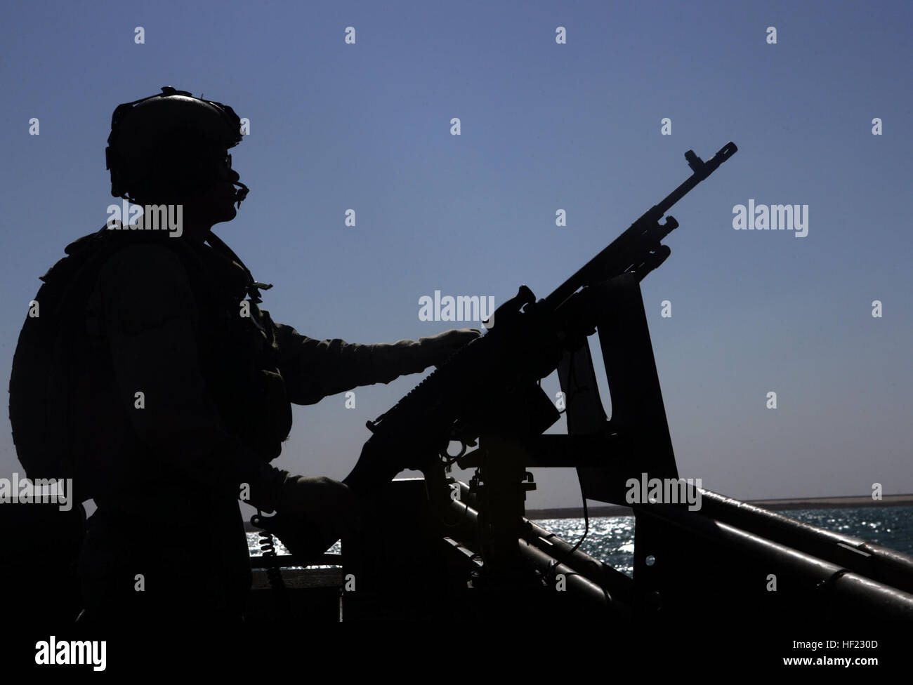 Tecnico dei sistemi informativi aziendali Shawn Gregg, assegnato alla squadriglia fluviale 3, mans un M240 mitragliatrice durante la conduzione di una pattuglia di sicurezza nel lago Quadsiyah vicino a Haditha, Iraq. RIVRON-3 le pattuglie della zona di idrovie per contribuire a garantire la sicurezza e la protezione di Al Anbar provincia. Pistole, acqua e patrol DVIDS102195 Foto Stock