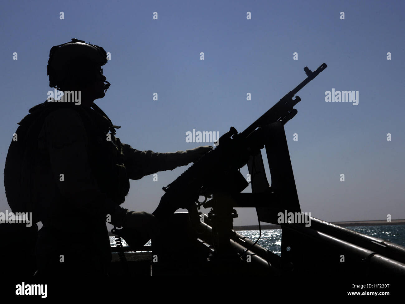 080705-M-1391M-005 HADITHA, Iraq (5 luglio 2008) Tecnico dei sistemi informativi aziendali Shawn Gregg, assegnato alla squadriglia fluviale (RIVRON ) 3, mans un M240 mitragliatrice durante la conduzione di una pattuglia di sicurezza nel lago Quadsiyah vicino a Haditha, Iraq. RIVRON-3 le pattuglie della zona di idrovie per contribuire a garantire la sicurezza e la protezione di Al Anbar provincia. Stati Uniti Marine Corps foto di Cpl. Seth Maggard (rilasciato) Navy US 080705-M-1391M-005 tecnico dei sistemi informativi aziendali Shawn Gregg, assegnato alla squadriglia fluviale (RIVRON ) 3, mans un M240 mitragliatrice Foto Stock