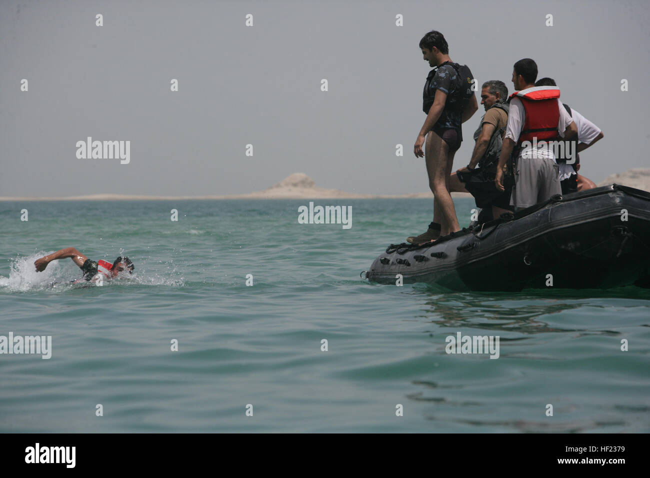 Un poliziotto iracheno nuota verso una pattuglia di Zodiac zattera durante un salvataggio nuoto e classe di condizionamento nel lago Quadsiyah a Haditha, Iraq, Luglio 9, 2008. Poliziotti iracheni da intorno al Anbar stanno frequentando un tecniche di canottaggio e acqua corso di sopravvivenza allo scopo di effettuare l'acqua le operazioni di carico e di aumentare il livello di protezione in tutta Al Anbar i canali navigabili. (U.S. Marine Corps foto di Cpl. Seth Maggard/RILASCIATO) un poliziotto iracheno nuota verso una pattuglia di Zodiac zattera durante un salvataggio nuoto e classe di condizionamento nel lago Quadsiyah a Haditha, Iraq, Luglio 9, 2008 080709-M-QJ743-001 Foto Stock