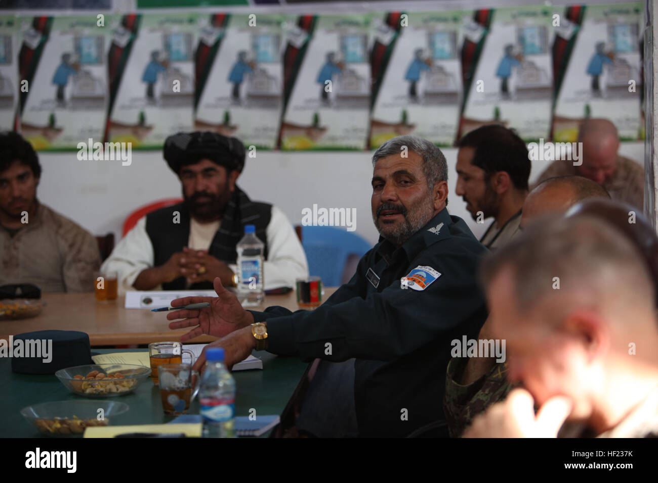 Ghulie Khan, centro del distretto capo della polizia di Sangin, indirizzi transatlantico di opinion leader a bordo di avanzamento Base Operativa Sabit Qadam, Afghanistan, 14 aprile 2014. Seleziona un gruppo di imprese multinazionali di opinion leader ha visitato il comando Regionale (sud-ovest) come parte del Transatlantic Opinion Leader tour dell'Afghanistan per vedere i diversi elementi di sicurezza internazionale le forze di assistenza così come il processo di transizione in tutta la regione, 14 aprile e 15. Mentre nella provincia di Helmand, i dirigenti sono stati in grado di rispettare un principio di sicurezza shura con i principali leader dalla provincia e RC Foto Stock