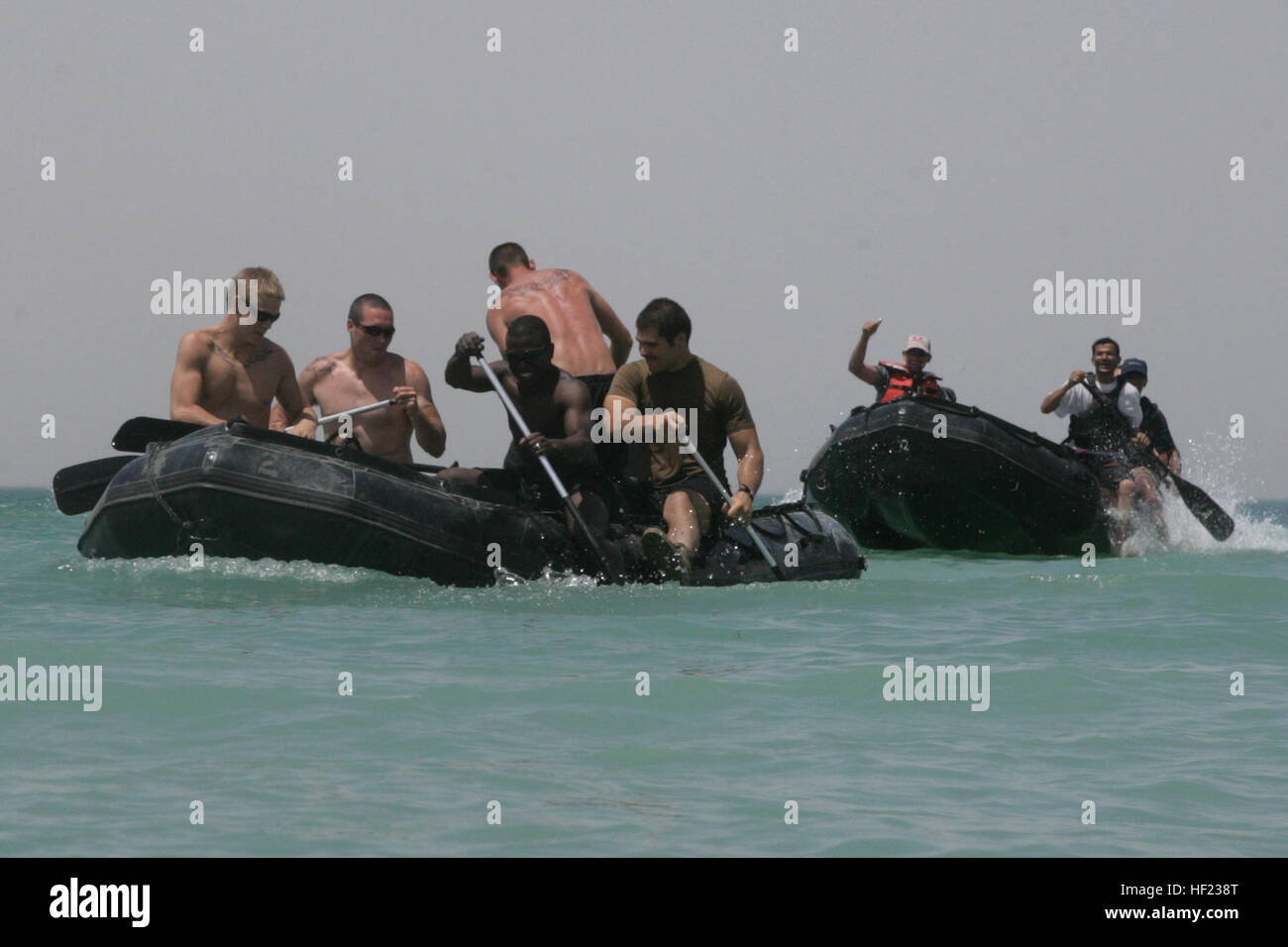 Stati Uniti I marinai con lo squadrone fluviale 3, il distacco 2, Regimental Combat Team 5, paddle un gommone Zodiac Racing mentre poliziotti iracheni nel lago Quadsiyah a Haditha, Iraq, Luglio 9, 2008. Poliziotti iracheni da intorno al Anbar stanno frequentando un tecniche di canottaggio e acqua corso di sopravvivenza allo scopo di effettuare l'acqua le operazioni di carico e di aumentare il livello di protezione in tutta Al Anbar i canali navigabili. (U.S. Marine Corps foto di Cpl. Seth Maggard/RILASCIATO) U.S. I marinai con lo squadrone fluviale 3, il distacco 2, Regimental Combat Team 5, paddle un gommone Zodiac Racing mentre poliziotti iracheni nel lago Quadsiyah a Haditha, Iraq, Ju Foto Stock