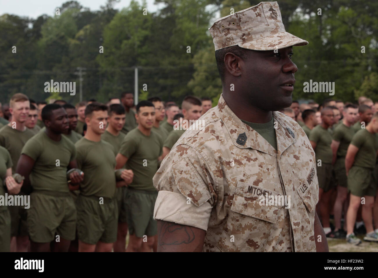 Primo sergente al Vincent Mtichell, Primo sergente, Operazioni logistiche Scuola, Marine Corps Combat Service Support scuole (MCCSSS), indirizzi Marine gli studenti durante il campo MCCSSS soddisfare a bordo Camp Johnson, N.C., 25 aprile 2014. Marine gli studenti e il personale di MCCSSS partecipare nel campo si incontrano per incoraggiare un cameratismo e motivazione tra tutte le scuole del campo di soddisfare è tenuto annualmente e si compone di 8 eventi che comprendono i rimorchiatori della guerra, la barella portano, combattere condizionata, calcio, pallavolo, ecc. Dopo il concorso ha concluso i comandanti MCCSSS Cup era stato aggiudicato a Marine stu Foto Stock