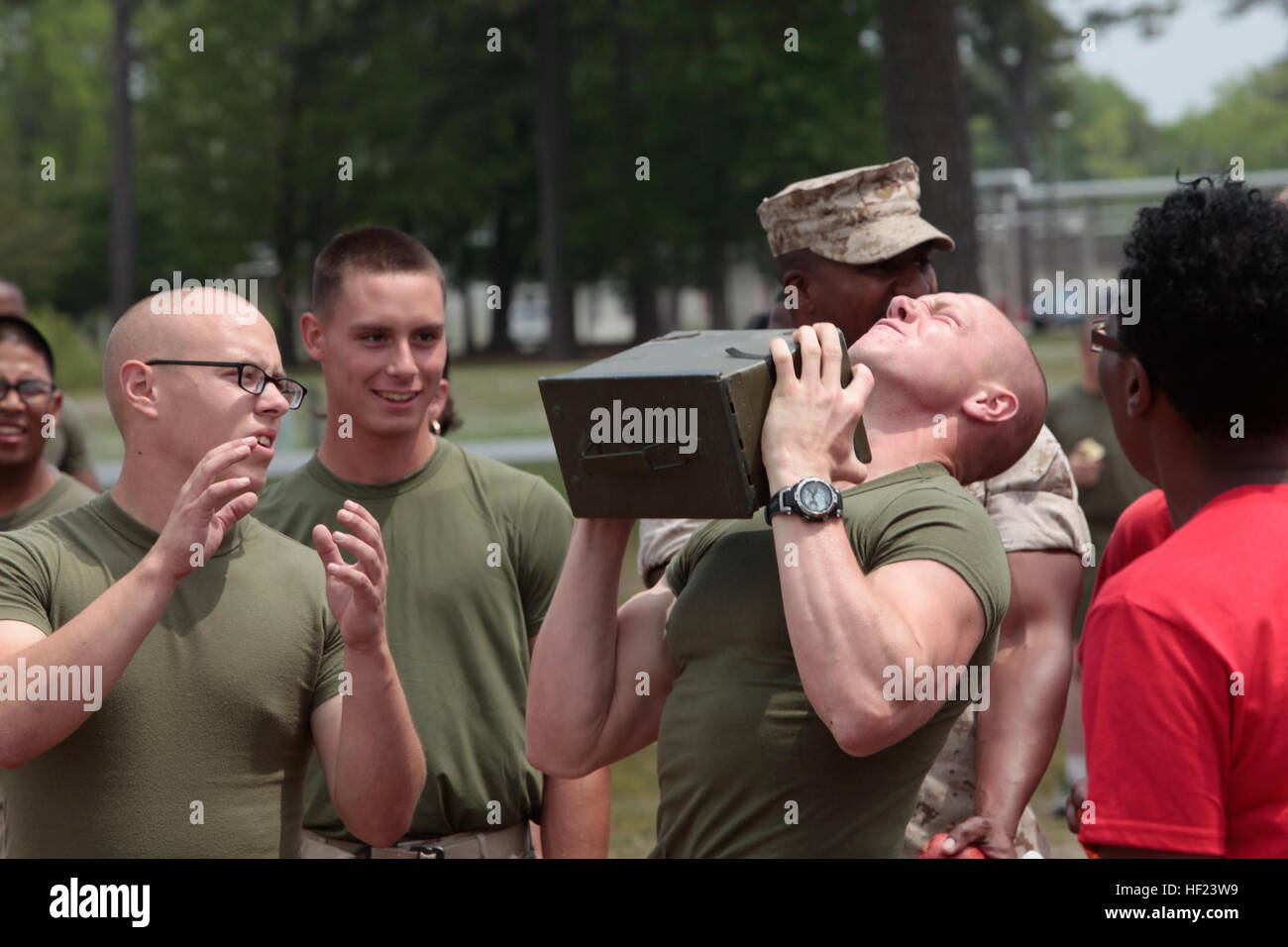 Privato di prima classe Scott Johnson (centrale), studente, gestione finanziaria Scuola, Marine Corps Combat Service Support scuole (MCCSSS), esegue le munizioni possono ascensori per la lotta contro la gara di condizionamento durante il campo MCCSSS soddisfare a bordo Camp Johnson, N.C., 25 aprile 2014. Marine gli studenti e il personale di MCCSSS partecipare nel campo si incontrano per incoraggiare un cameratismo e motivazione tra tutte le scuole del campo di soddisfare è tenuto annualmente e si compone di 8 eventi che comprendono i rimorchiatori della guerra, la barella portano, combattere condizionata, calcio, pallavolo, ecc. Dopo il concorso ha concluso i comandanti MCCSSS tazza w Foto Stock