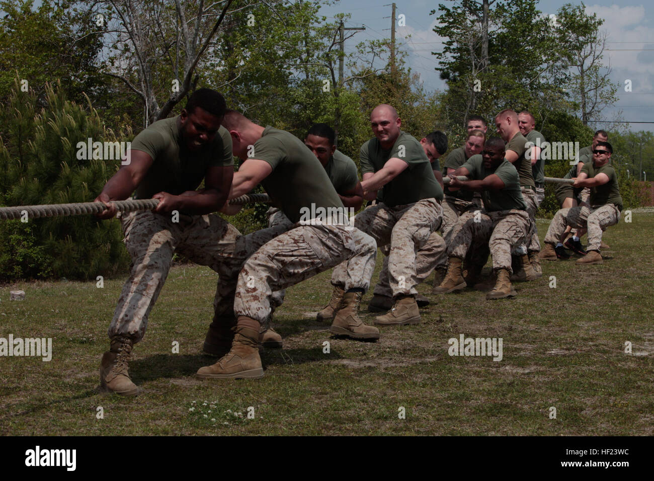 I marines della sede e società di servizio, Marine Corps Combat Service Support scuole competere nel tiro alla fune durante il campo MCCSSS soddisfare a bordo Camp Johnson, N.C., 25 aprile 2014. Marine gli studenti e il personale di MCCSSS partecipare nel campo si incontrano per incoraggiare un cameratismo e motivazione tra tutte le scuole del campo di soddisfare è tenuto annualmente e si compone di 8 eventi che comprendono i rimorchiatori della guerra, la barella portano, combattere condizionata, calcio, pallavolo, ecc. Dopo il concorso ha concluso i comandanti MCCSSS Cup era stato aggiudicato a Marine gli studenti e il personale della gestione finanziaria Sc Foto Stock