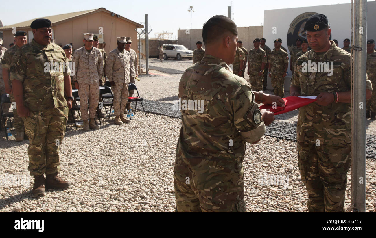 Royal Marines Tongan dal Regno di Tonga piegare il loro paese di bandiera durante una cerimonia per segnare la fine della loro missione a bordo di Camp Leatherneck, Afghanistan, 28 aprile 2014. Fin dall'inizio del loro impegno nel 2010, il Regno di Tonga ha inviato quasi i tre quarti di tutta la sua forza di combattimento nella provincia di Helmand. (U.S. Marine Corps foto di Cpl. Cody Haas/ Rilasciato) Royal Marines Tongan dire addio, bandiera inferiore in Afghanistan 140501-M-YZ032-687 Foto Stock