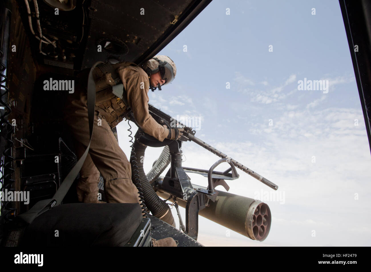 Lancia Cpl. Matteo Ghibaudi, un UH-1Y Huey capo equipaggio con Marine Attacco leggero elicottero Squadron 369, e un Farmingdale, New York, nativo, esegue un controllo di armi prima di un assalto aereo missione di supporto fornendo Aerial Assault supporto per convogli di massa nella provincia di Helmand, Afghanistan, 3 maggio 2014. Prima dell'ultima Marines e marinai di inoltrare le basi operative Nolay e Sabit Qadam convogliato fuori di Helmand settentrionale per tornare a Camp Leatherneck per l'ultima volta, il 'Gunfighters' di HMLA-369 e "Pesi massimi' di Marine elicottero pesante Squadron 466 fornito overwatch per restituire vehic Foto Stock