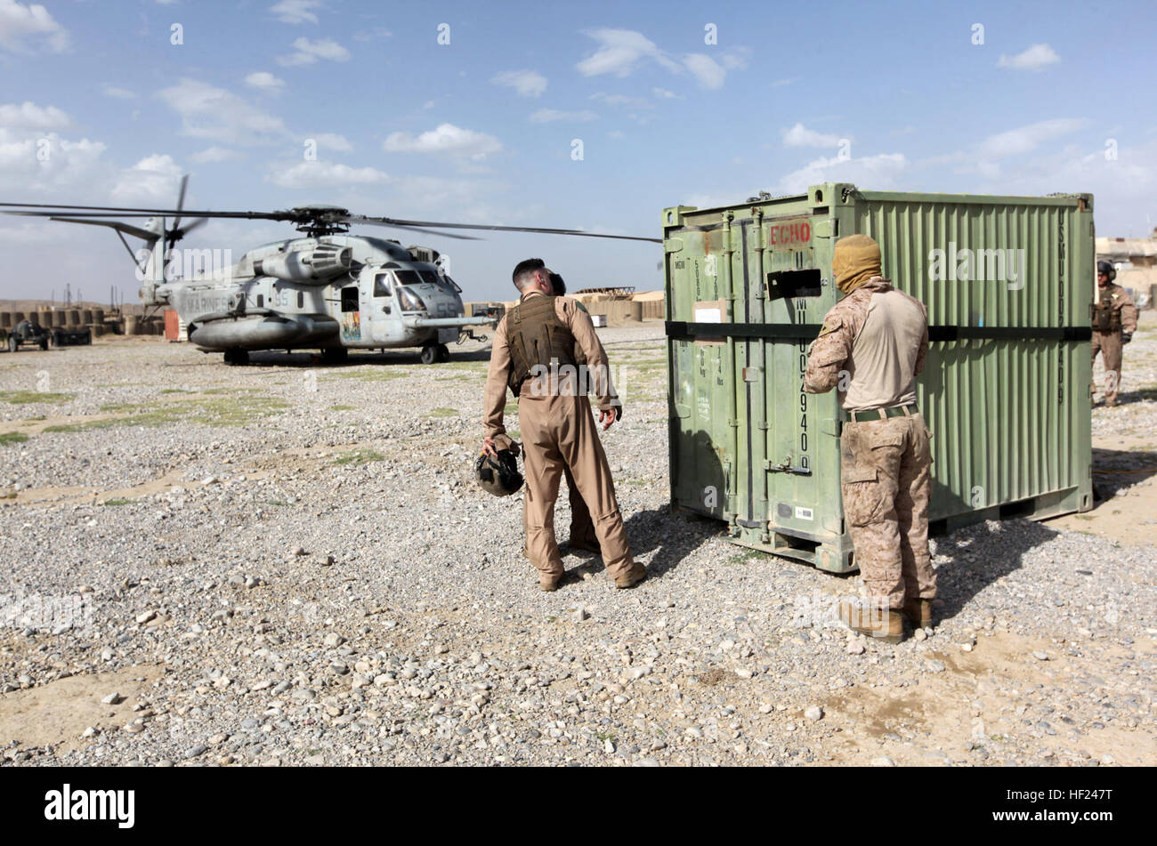 Principali Michael Smith, centro operations officer e CH-53E Super Stallion pilota con Marine elicottero pesante Squadron 466, ispeziona un contenitore di spedizione che lui e il suo equipaggio si stanno preparando per il sollevamento in avanti una base operativa Sabit Qadam nella valle di Sangin della provincia di Helmand, Afghanistan, 3 maggio 2014. Prima dell'ultima Marines e marinai di inoltrare le basi operative Nolay e Sabit Qadam convogliato fuori di Helmand settentrionale per tornare a Camp Leatherneck per l'ultima volta, il 'Gunfighters' di Marine Attacco leggero elicottero Squadron 369 e "Pesi massimi' di HMH-466 fornito overwatch per restituire veh Foto Stock