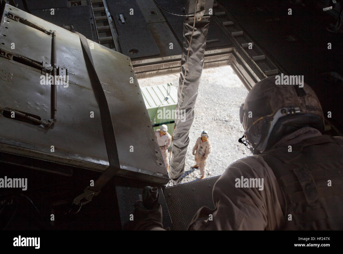 Caporale Ryan Roberts, destra, un CH-53E Super Stallion avionica dazio collaterale ispettore con Marine elicottero pesante Squadron 466 e un nativo di Orlando, orologi come Marines preparare per fissare un contenitore di spedizione per un ascensore esterno di apparecchiature in avanti una base operativa Sabit Qadam nella valle di Sangin della provincia di Helmand, Afghanistan, 3 maggio 2014. L'ultimo Marines, marinai e attrezzature uscito FOBs Nolay e Sabit Qadam, 5 maggio 2014, lasciando il 2° Brigata, 215th Corps, esercito nazionale afghano in pieno controllo delle chiavi e la zona circostante per la prima volta senza i consulenti sul posto Foto Stock