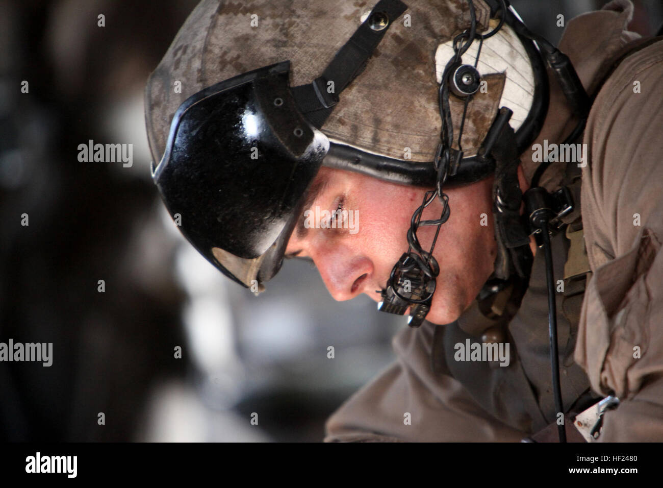 Caporale Ryan Roberts, CH-53E Super Stallion avionica dazio collaterale ispettore con Marine elicottero pesante Squadron 466 e un nativo di Orlando, orologi il contenitore di spedizione per un ascensore esterno di apparecchiature in avanti una base operativa Sabit Qadam nella valle di Sangin della provincia di Helmand, Afghanistan, 3 maggio 2014. Prima dell'ultima Marines e marinai di inoltrare le basi operative Nolay e Sabit Qadam convogliato fuori di Helmand settentrionale per tornare a Camp Leatherneck per l'ultima volta, il 'Gunfighters' di Marine Attacco leggero elicottero Squadron 369 e "Pesi massimi' di HMH-466 fornito overwa Foto Stock