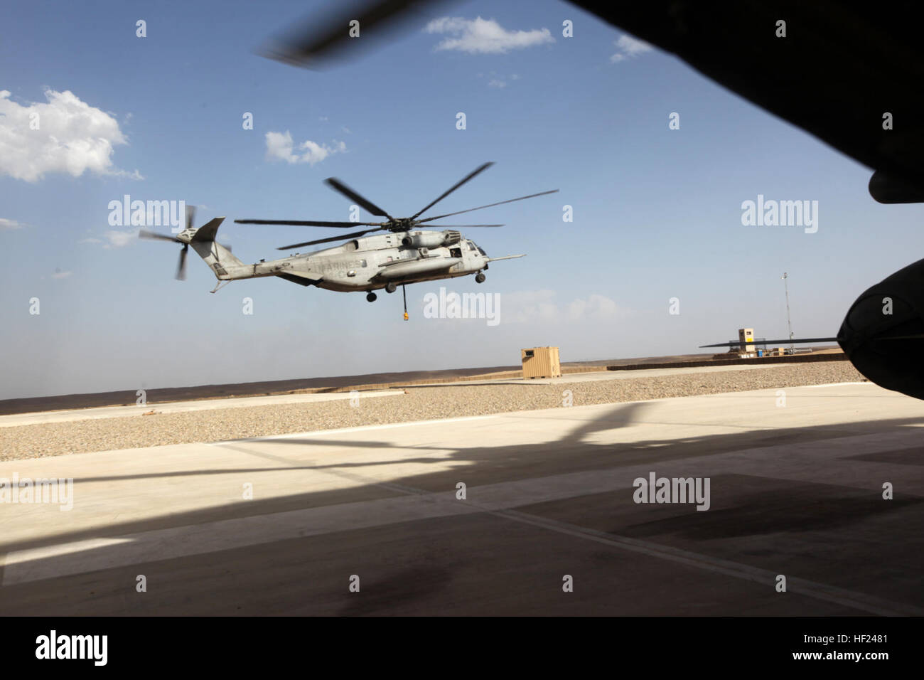 Un CH-53E Super Stallion con Marine elicottero pesante Squadron 466 si stacca da un contenitore di spedizione dopo il completamento di un ascensore esterno di apparecchiature in avanti una base operativa Sabit Qadam nella valle di Sangin della provincia di Helmand, Afghanistan, 3 maggio 2014. Prima dell'ultima Marines e marinai di inoltrare le basi operative Nolay e Sabit Qadam convogliato fuori di Helmand settentrionale per tornare a Camp Leatherneck per l'ultima volta, il 'Gunfighters' di Marine Attacco leggero elicottero Squadron 369 e ,??i pesi massimi,?? Di HMH-466 fornito overwatch per restituire il veicolo a convogli nonché retrogrado di assistenza Foto Stock