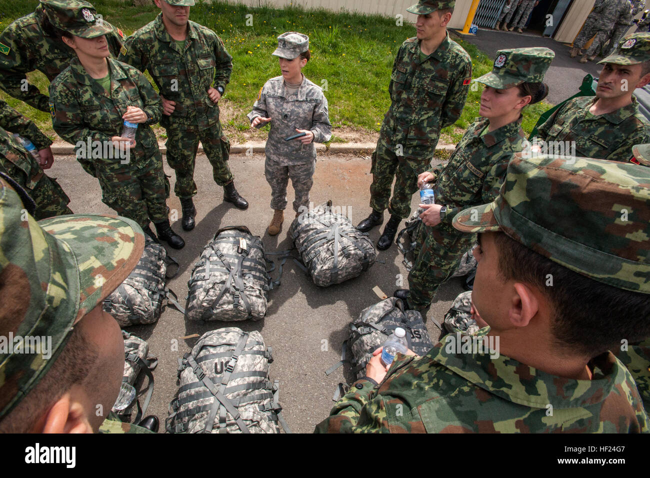 New Jersey esercito nazionale del personale di guardia Sgt. Stephanie Fulmer mutandine forze armate albanesi officer candidati presso il problema centrale Facility in Lawrenceville, N.J., 7 maggio, 2014, in preparazione per la partecipazione al candidato ufficiale scuola gestita dal New Jersey Esercito Nazionale Guardia a base comuneGuire-Dix Mc-Lakehurst, N.J. Questa è la prima volta che un membro del programma di partenariato paese ha inviato i suoi officer candidati per gli Stati Uniti a partecipare a una Guardia nazionale-esegui programma OCS. Il 12-week-long NJARNG programma OCS è modellato dopo l'active-dovere programma a Fort Benning, Ga., e include la classe stru Foto Stock