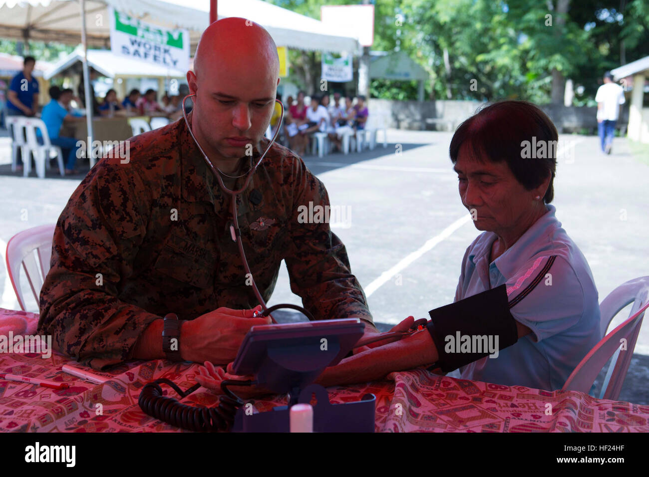 Stati Uniti Navy Petty Officer Christopher Marsh controlla un residente locale della pressione del sangue 8 Maggio durante una cooperativa impegno sanitario in Guinobatan, provincia di Albay, Filippine. La cooperativa di impegno per la salute è stata condotta da parte dei membri delle forze armate delle Filippine e il servizio degli Stati Uniti ai membri di fornire cure mediche per entrambi i residenti locali e gli animali come una parte di esercizio Balikatan. Quest anno segna il trentesimo iterazione dell'esercizio, che è un bilaterale annuale di esercizio e umanitario assistenza civica di accoppiamento atti a rafforzare il partenariato tra le due alli Foto Stock