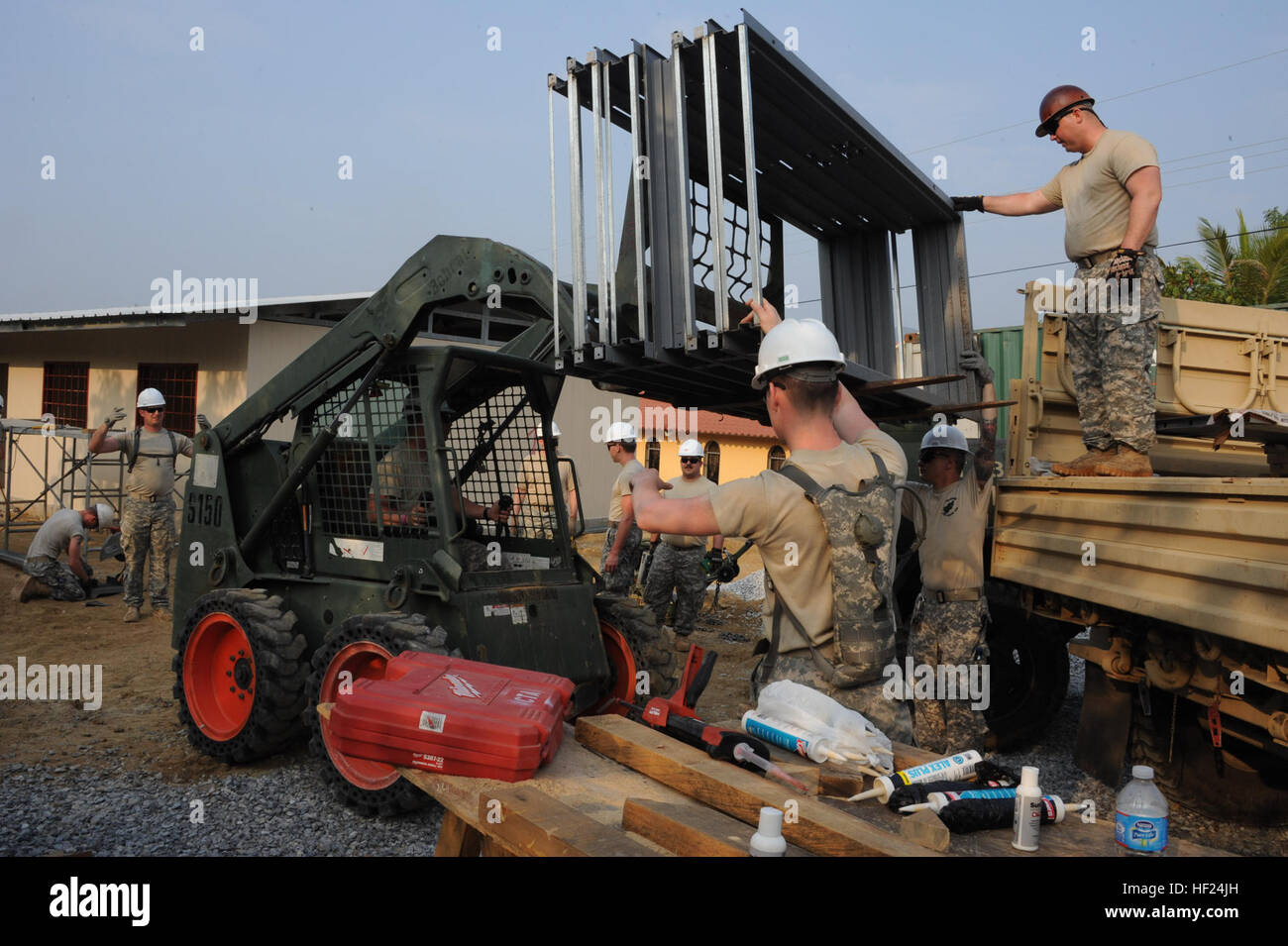 I soldati dell'Ingegnere 1430th Company, Michigan esercito Guardia Nazionale,lavoro per la costruzione di una nuova scuola per i bambini della Colonia Conavisas, Guatemala, durante oltre l'orizzonte 2014. Al di là dell'orizzonte è un esercizio annuale che abbraccia il partenariato fra gli Stati Uniti e in Guatemala per fornire concentrati assistenza umanitaria attraverso vari medici, dentistici e civile e dei programmi di azione. (Esercito Guardia Nazionale foto di Staff Sgt Helen Miller/RILASCIATO) oltre l'orizzonte 2014 140413-Z-AX337-017 Foto Stock