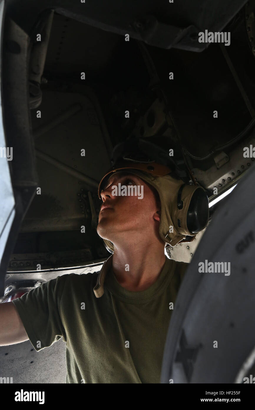 Stati Uniti Marine Corps Lance Cpl. Jay A. Watson, un piano capitano con Marine Assault Training Squadron (VMAT) 203, effettua un volo dopo la verifica su un AV8-B Harrier aeromobile durante il funzionamento Angry Birds al Marine Corps Air Station Beaufort, S.C., 13 maggio 2014. VMAT-203 condotto il funzionamento per fornire il tempo di volo per gli studenti a diventare certified harrier piloti. (U.S. Marine Corps photo by Lance Cpl. Austin A. Lewis/RILASCIATO) VMAT-203 Funzionamento Angry Birds 140513-M-QZ288-037 Foto Stock Stati Uniti Marine Corps Lance Cpl. Jay A. Watson, un piano capitano con Marine Assault Training Squadron (VMAT) 203, effettua un volo dopo la verifica su un AV8-B Harrier aeromobile durante il funzionamento Angry Birds al Marine Corps Air Station Beaufort, S.C., 13 maggio 2014. VMAT-203 condotto il funzionamento per fornire il tempo di volo per gli studenti a diventare certified harrier piloti. (U.S. Marine Corps photo by Lance Cpl. Austin A. Lewis/RILASCIATO) VMAT-203 Funzionamento Angry Birds 140513-M-QZ288-037 Foto Stock
