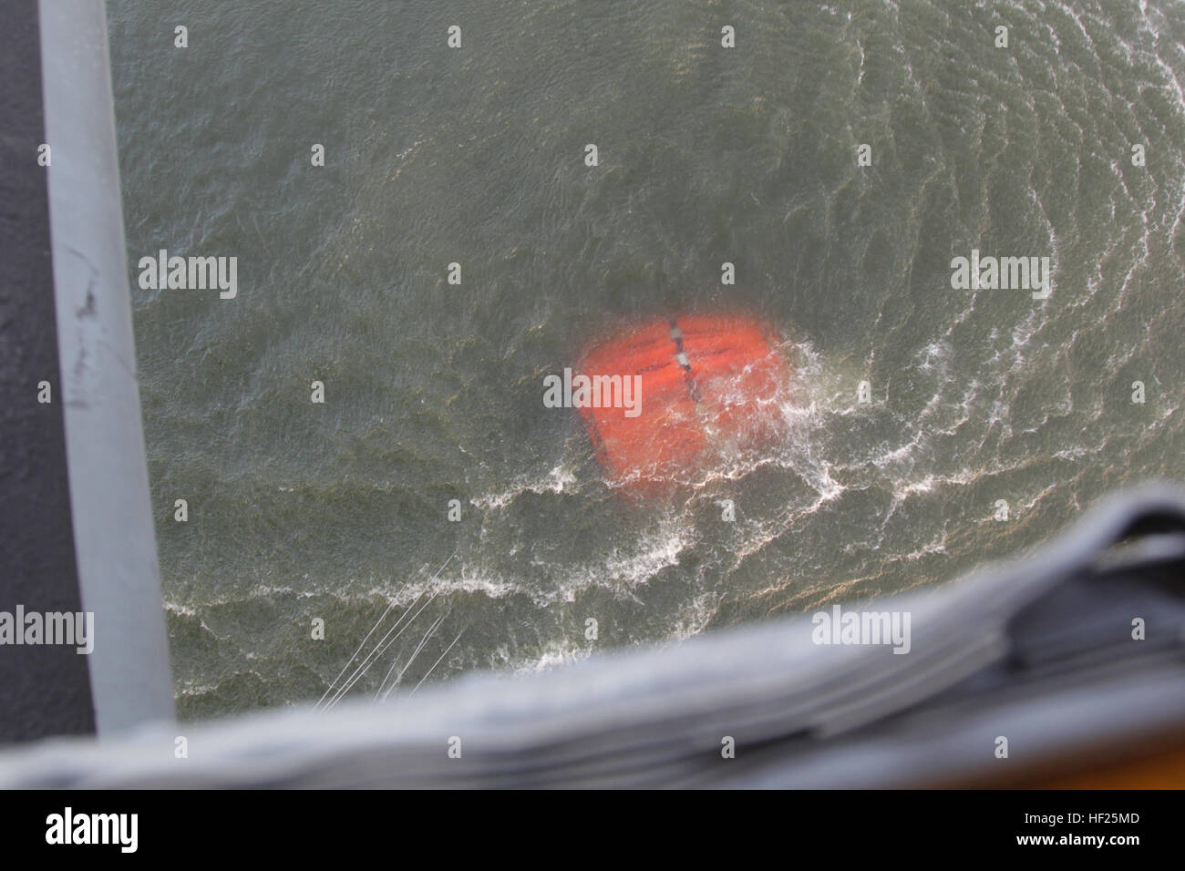 Un U.S. Marine Corps CH-53E Super Stallion elicottero, Marine elicottero pesante Squadron 462 (HMH-462), Marine Aircraft Group 16, terzo aeromobile Marina Wing (PMA) raccoglie acqua in un bambi bucket antenna durante gli sforzi di estinzione, 14 maggio 2014. 3 aeromobili MAW ha collaborato con il Dipartimento della California di selvicoltura e protezione antincendio per condurre operazioni antincendio aerea contro i numerosi incendi variopinte in San Diego County. (U.S. Marine Corps photo by Staff Sgt. Carl Atherton 3d MAW COMCAM/RILASCIATO) California Incendi 2014 140514-M-DI641-169 Foto Stock