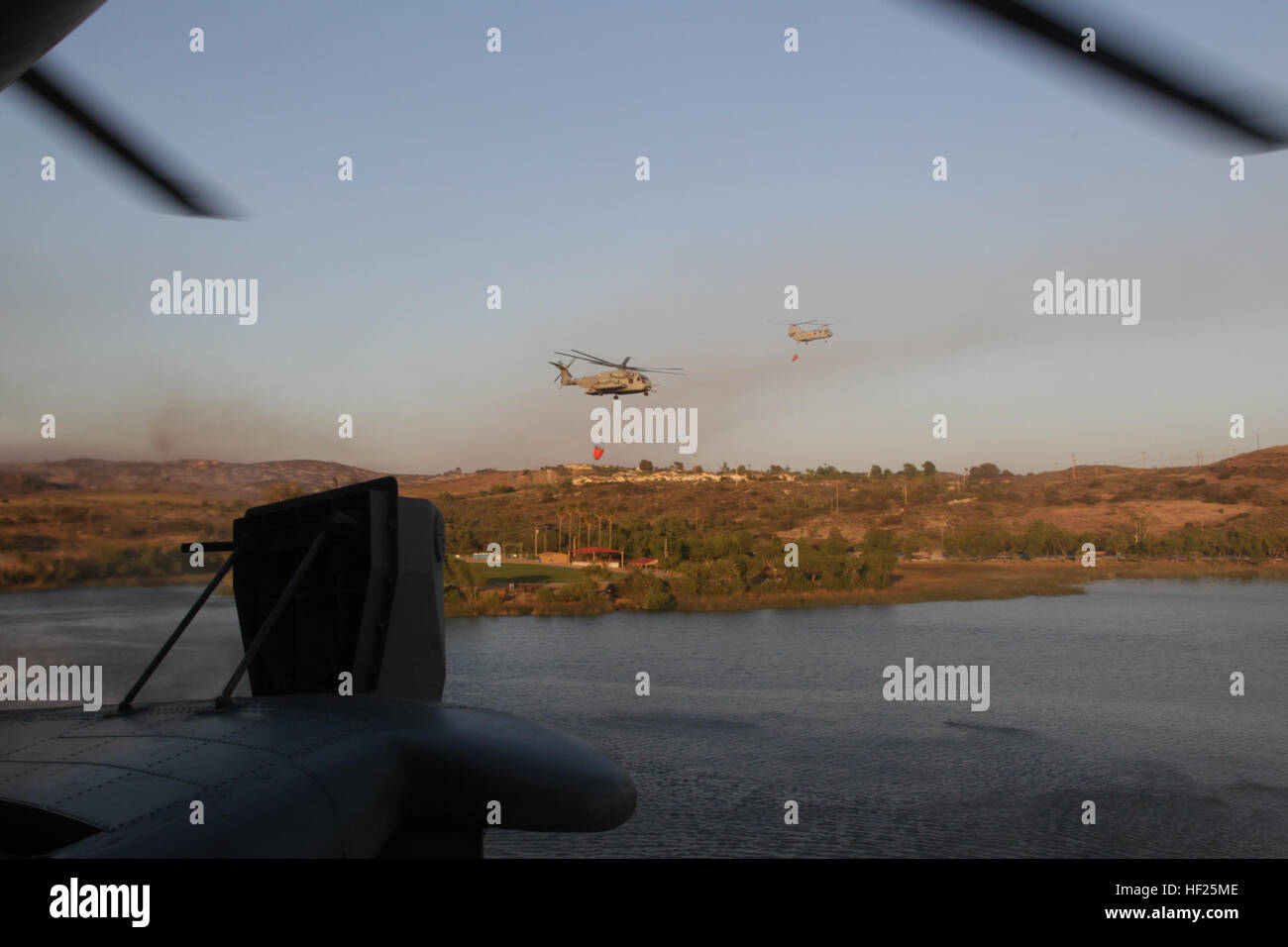 Un U.S. Marine Corps CH-53E Super Stallion, Marine elicottero pesante Squadron 462 (HMH-462), Marine gruppo dell'aria 16, e un CH-46E Sea Knight, Marine medie elicottero Training Squadron (HMMT) 164, Marine Aircraft Group 39, terzo aeromobile Marina Wing (PMA) raccogliere acqua in Bambi Bucket durante gli interventi di estinzione dell'antenna sforzi, 14 maggio 2014. 3 aeromobili MAW ha collaborato con il Dipartimento della California di selvicoltura e protezione antincendio per condurre operazioni antincendio aerea contro i numerosi incendi variopinte in San Diego County. (U.S. Marine Corps photo by Staff Sgt. Carl Atherton 3d MAW COMCAM/RILASCIATO) California Wild Fi Foto Stock