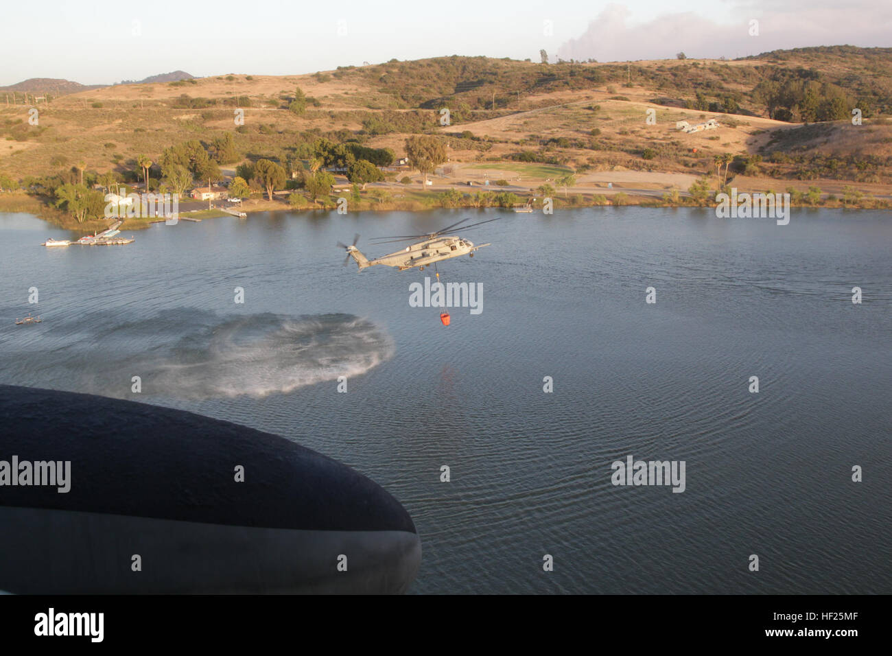 Un U.S. Marine Corps CH-53E Super Stallion, Marine elicottero pesante Squadron 462 (HMH-462), Marine Air Group 16, terzo aeromobile Marina Wing (PMA) raccogliere acqua in Bambi Bucket durante gli interventi di estinzione dell'antenna sforzi, 14 maggio 2014. 3 aeromobili MAW ha collaborato con il Dipartimento della California di selvicoltura e protezione antincendio per condurre operazioni antincendio aerea contro i numerosi incendi variopinte in San Diego County. (U.S. Marine Corps photo by Staff Sgt. Carl Atherton 3d MAW COMCAM/RILASCIATO) California Incendi 2014 140514-M-DI641-171 Foto Stock