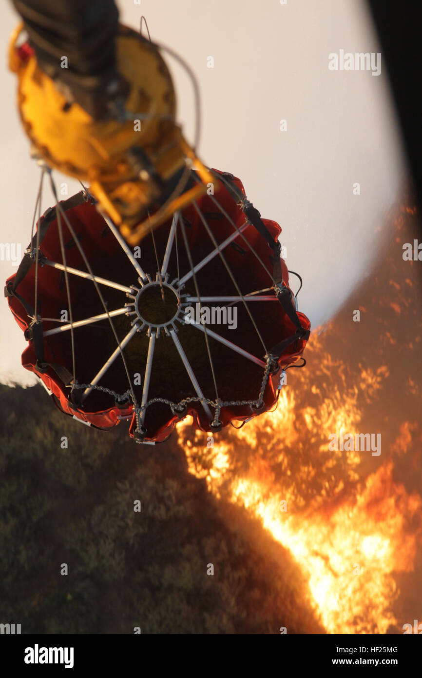 Un U.S. Marine Corps CH-53E Super Stallion elicottero, Marine elicottero pesante Squadron 462 (HMH-462), Marine Aircraft Group 16, terzo aeromobile Marina Wing (PMA) raccoglie acqua in un bambi bucket antenna durante gli sforzi di estinzione, 14 maggio 2014. 3 aeromobili MAW ha collaborato con il Dipartimento della California di selvicoltura e protezione antincendio per condurre operazioni antincendio aerea contro i numerosi incendi variopinte in San Diego County. (U.S. Marine Corps photo by Staff Sgt. Carl Atherton 3d MAW COMCAM/RILASCIATO) California Incendi 2014 140514-M-DI641-177 Foto Stock