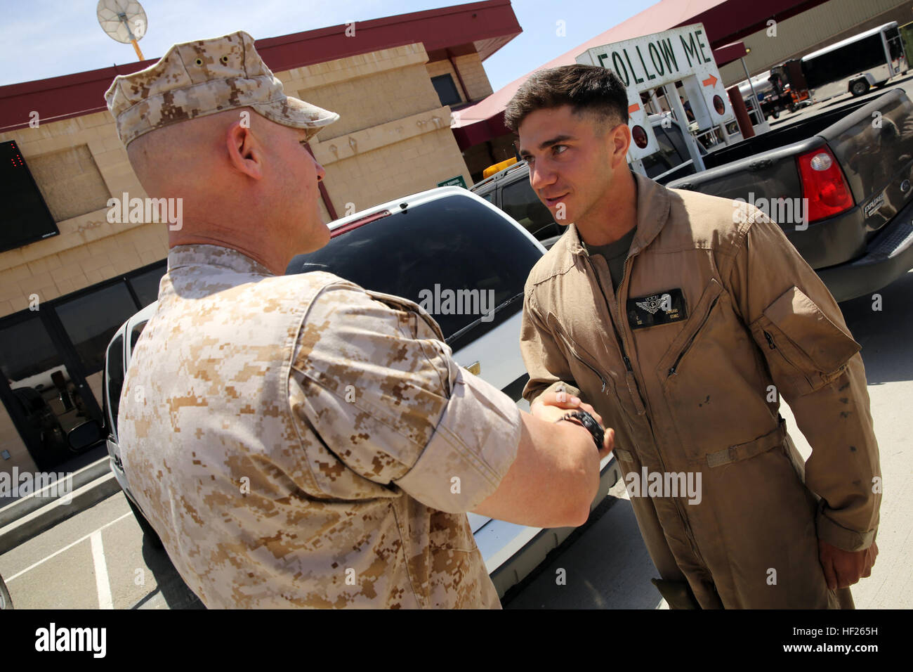 La trentacinquesima Comandante del Marine Corps Generale James F. Amos, xvii sergente maggiore dei Marine Corps Sgt. Il Mag. Micheal P. Barrett visita Marine Corps base Camp Pendleton a parlare con Marines che hanno partecipato nella lotta antincendio sforzi durante il complesso Basilone Fire. I marines hanno lavorato giorno e notte sulla terra e nell'aria per combattere il più arde attraverso la base. Il comandante visite Camp Pendleton Marines e vigili del fuoco 140518-M-DB645-060 Foto Stock