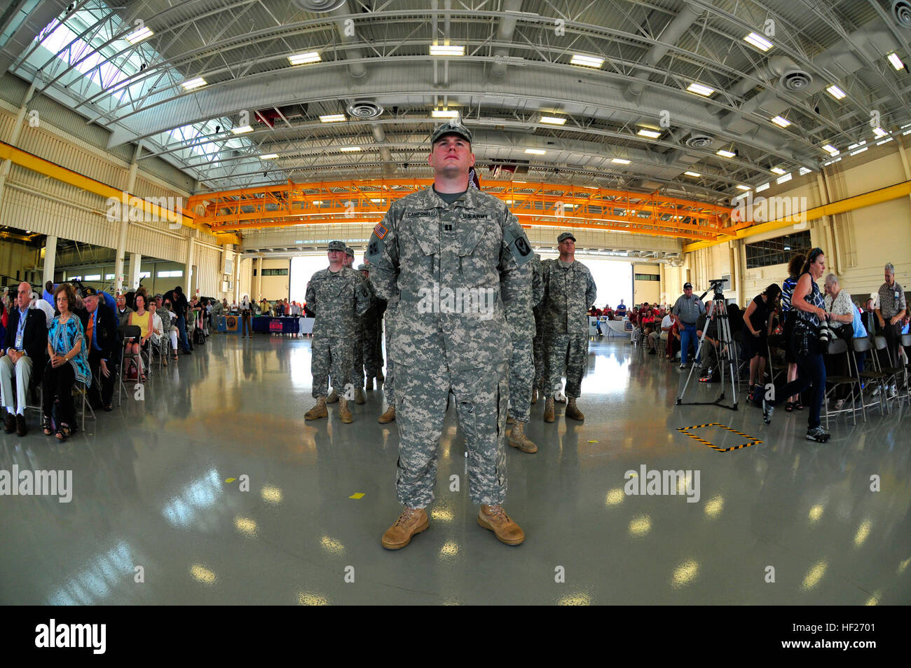 Stati Uniti Esercito Capt. Andrew Camponelli, comandante di distacco con società F del 1° Battaglione, 126Reggimento di aviazione, sorge in formazione durante l'unità di distribuzione della cerimonia presso l'esercito aviazione struttura di supporto nel nuovo castello, Del., Giugno 2, 2014. Camponelli l'unità è slittato per distribuire in Kuwait a sostegno dell'Operazione Enduring Freedom. (U.S. Esercito nazionale Guard foto di Officer candidato Brendan Mackie/RILASCIATO) Delaware aviation unità riceve inviare emotivo-off 140602-Z-DL064-055 Foto Stock