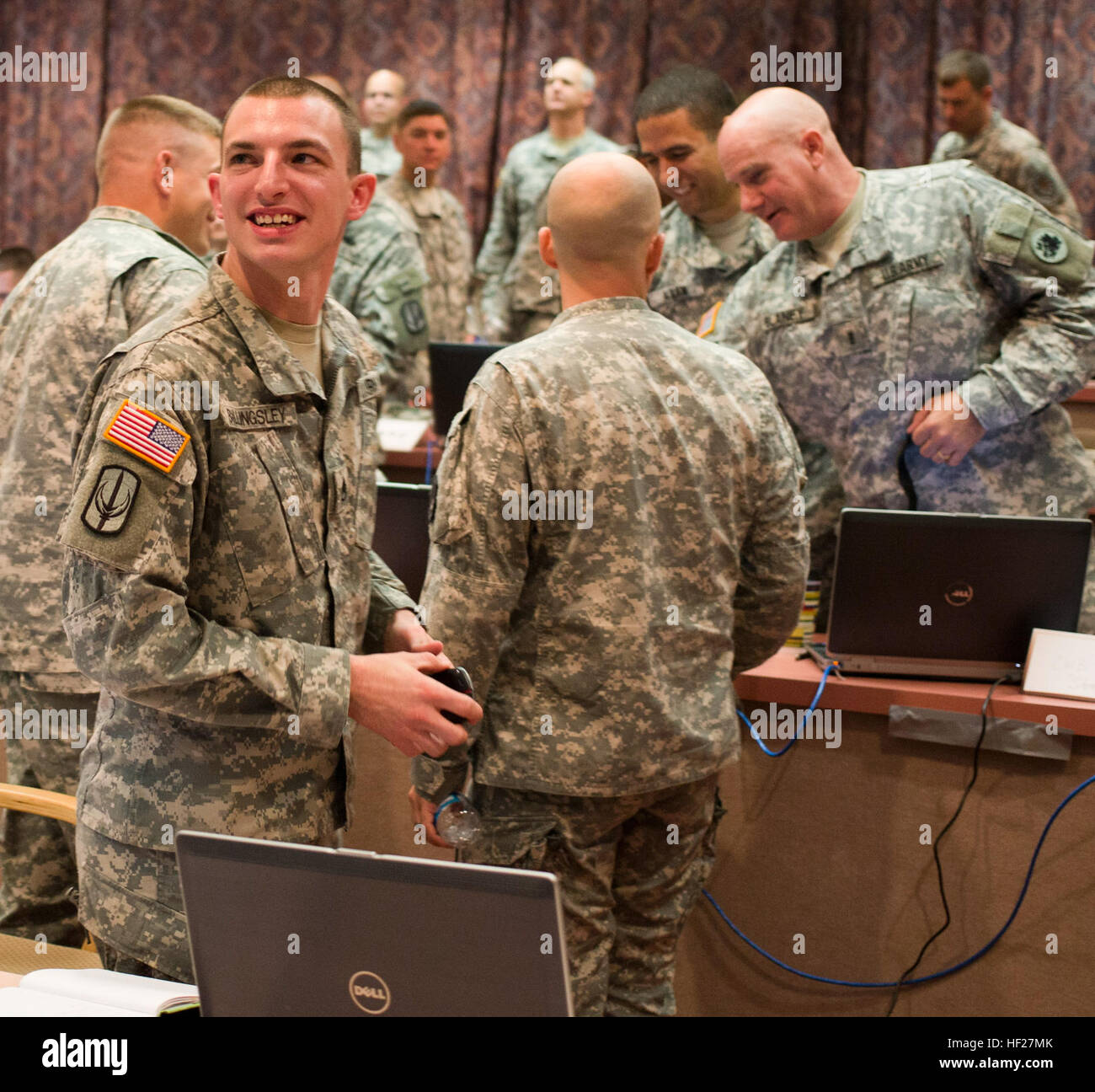 Carolina del Sud nazionale personale Guardsman Sgt. James Billingsly Team conferma la Guardia Nazionale di vincere durante gli Stati Uniti Dell'esercito Cyber "centro di eccellenza", Fort Gordon, Ga., NetWar. Il multi-servizio di intelligence di rete la concorrenza era di mostrare, e costruire, cyber funzionalità guerriero Martedì, 10 giugno. Venti-otto soldati, aviatori, Navy e Marine Corps i professionisti di computer compreso quattro squadre che rappresentano gli Stati Uniti Dell'esercito attivo, riserva e Guardia Nazionale con una Joint-servizi team che includeva un U.S. Il Comando Operazioni Speciali civili. Gli scenari incaricato ai team di raggiungere tre kinetic obj Foto Stock