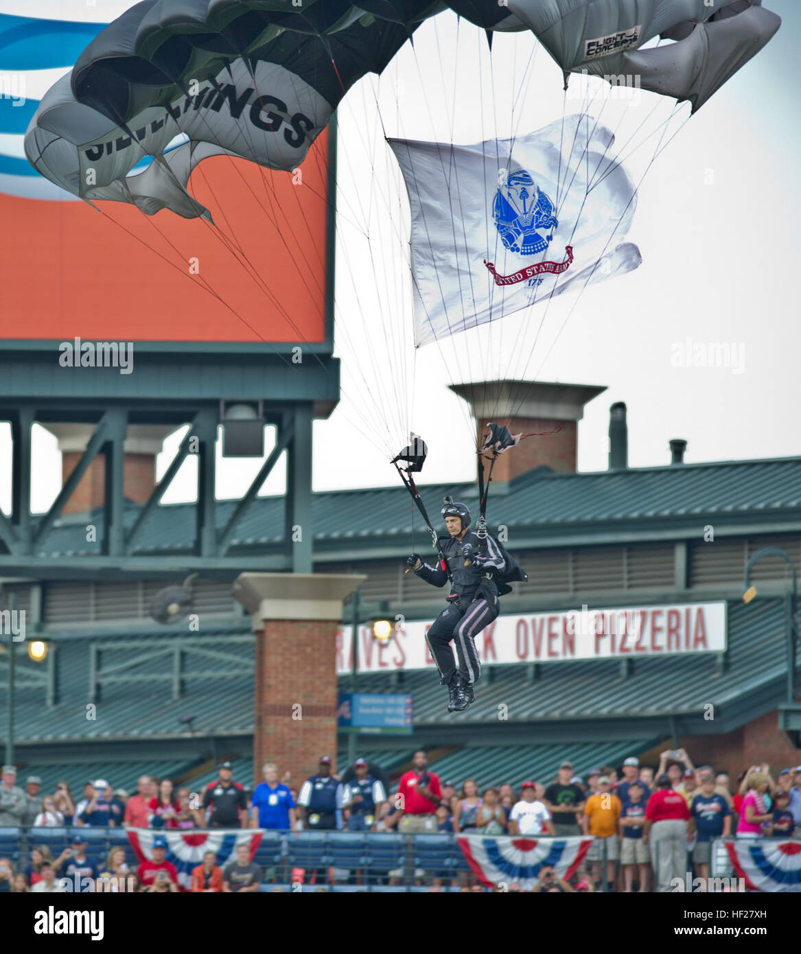 Una vetrina della forza dell'U.S. Esercito fosse stato sul display a Atlanta Braves Turner Field Venerdì notte nella celebrazione dell'U.S. Dell'esercito 239th compleanno. La Georgia esercito guardia nazionale hanno marciato sul campo lungo il futuro con i soldati che hanno prestato giuramento in officiata dall esercito del comando di reclutamento. Il Fort Benning, Ga., -basato Silver Wings paracadutismo Team del salone è atterrato con il gioco ufficiale di sfera e l'inno nazionale è stato cantato da combat veteran Sgt. Corrin Alicia Campbell che esegue come parte dell'esercito musicale del raggio. (Georgia la Guardia Nazionale foto dal personale dell'esercito Sgt. Tracy J. Sm Foto Stock