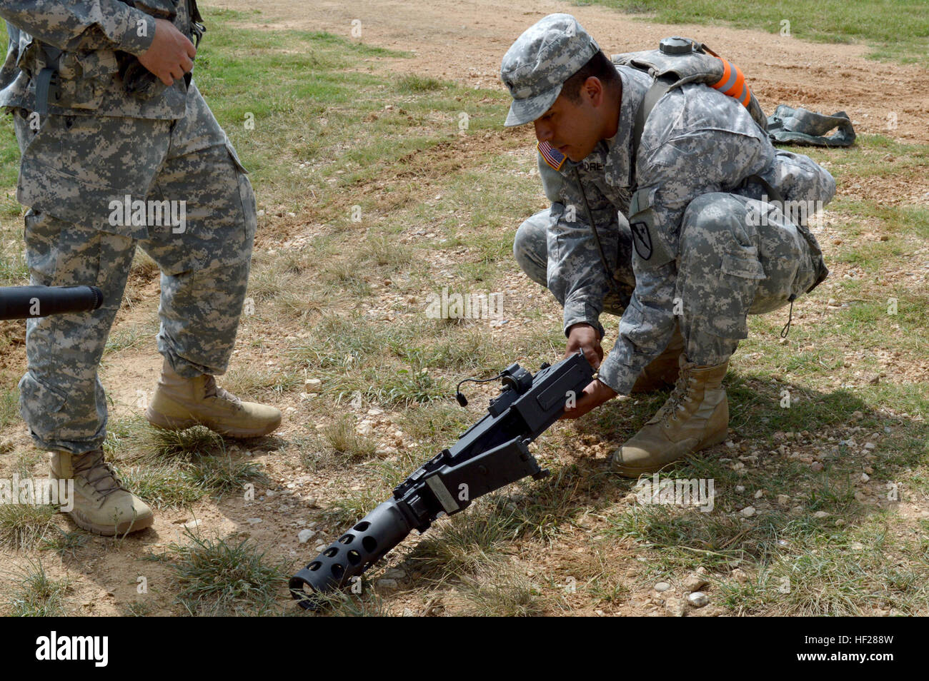 In questa immagine, SPC. Gerald Flores del 136Polizia Militare Battaglione armi conduce controlli durante l'unità di formazione annuale a Camp Swift Giugno 17, 2014. Il periodo di formazione focalizzato sull integrazione equipaggio servono sistemi di armi come il MK19 e M48 .50 cal con la loro protezione blindata veicoli (ASV) come parte di un lungo programma di certificazione. Texas treno MPs per la certificazione 140617-Z-OH613-005 Foto Stock