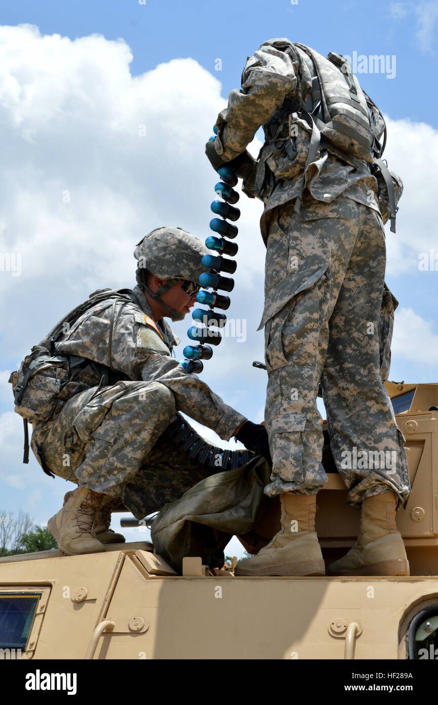 In questa immagine, guardie con la 136polizia militare condotta battaglione armi durante la preparazione del reparto di formazione annuale a Camp Swift Giugno 17, 2014. Il periodo di formazione focalizzato sull integrazione equipaggio servono sistemi di armi come il MK19 e M48 .50 cal con la loro protezione blindata veicoli (ASV) come parte di un lungo programma di certificazione. Texas treno MPs per la certificazione 140617-Z-OH613-020 Foto Stock