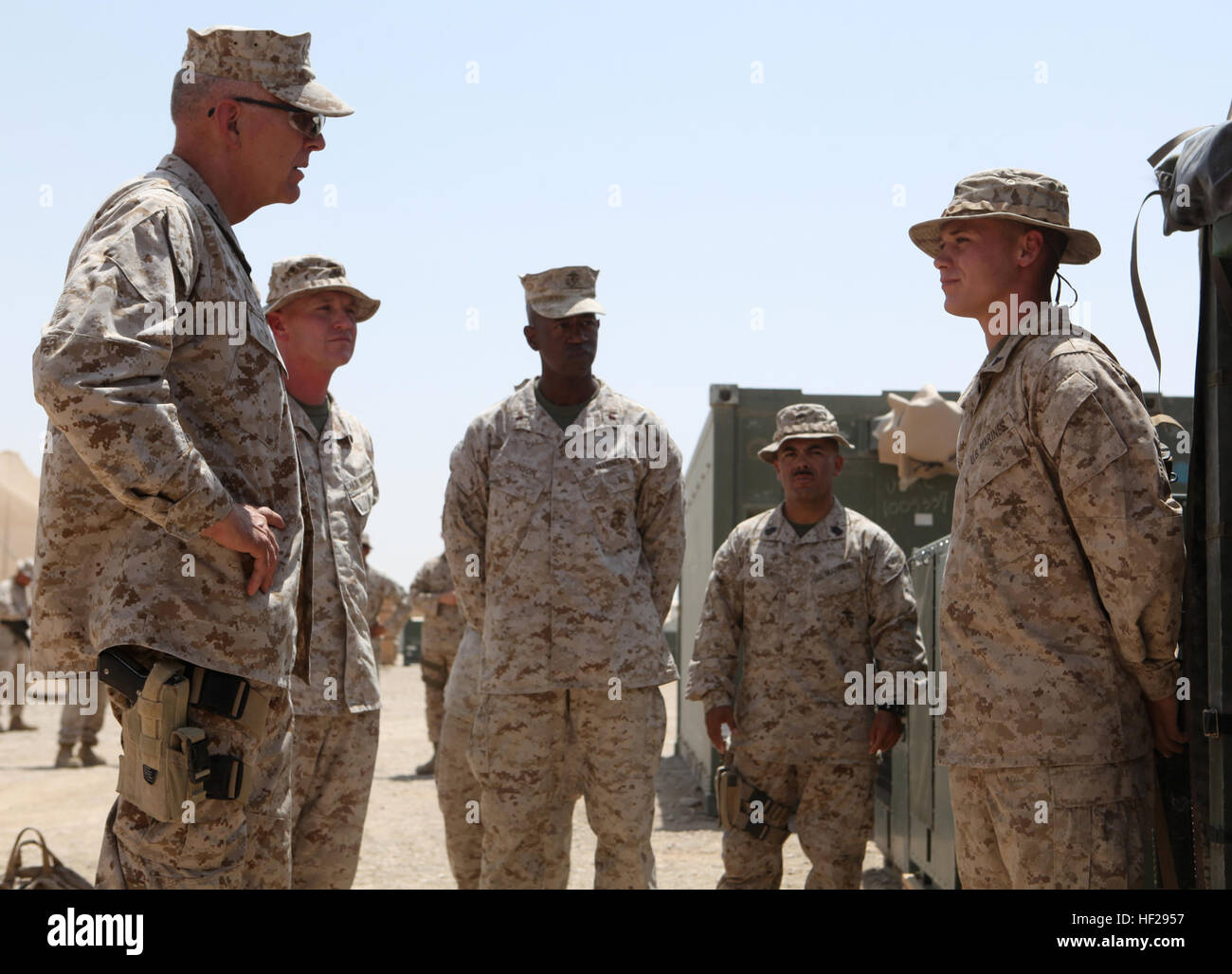 Il comandante del Marine Corps gen. James Conway (sinistra) parla di Lance Cpl. Alexander Harrison (a destra), un'acqua di base del supporto tecnico, circa 9 Supporto tecnico del battaglione di purificazione dell'acqua funzionalità durante un tour di 9 ESB a Camp Leatherneck, Afghanistan, 20 agosto. USMC-100820-M-7429O-320 Foto Stock