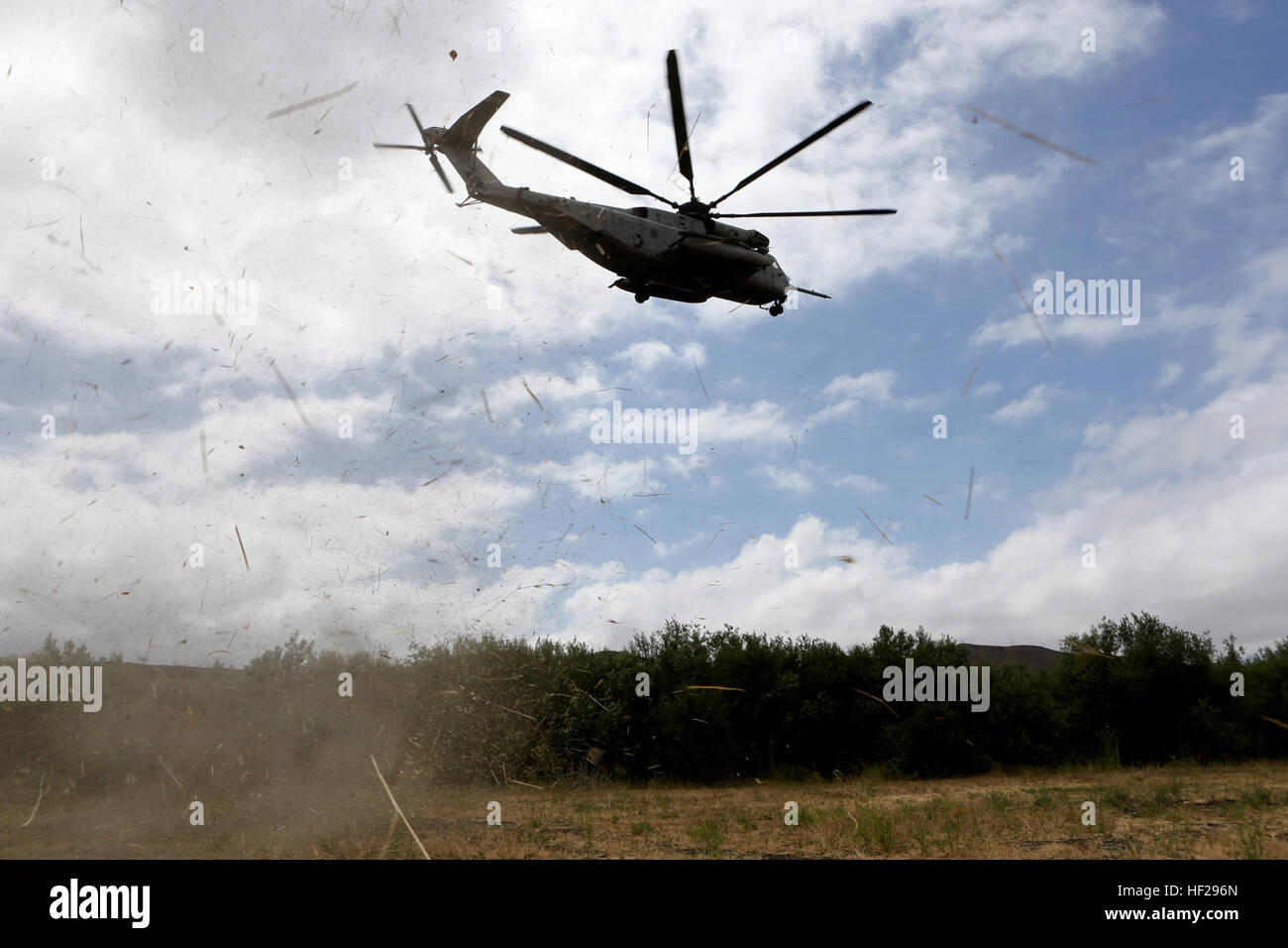 Un CH-53E Super Stallion con Marine elicottero pesante Squadron (HMH) 465 guadagna in altezza mentre il trasporto di Marines in un'area obiettivo durante il corso di formazione a bordo Marine Corps base Camp Pendleton, California, 27 giugno. L'inserimento e l'estrazione di formazione Marines permette di entrare e uscire da un'area obiettivo rapidamente da miglia di distanza. HMH-465 esegue esercizio RAID con unità di massa 140627-M-CJ278-325 Foto Stock