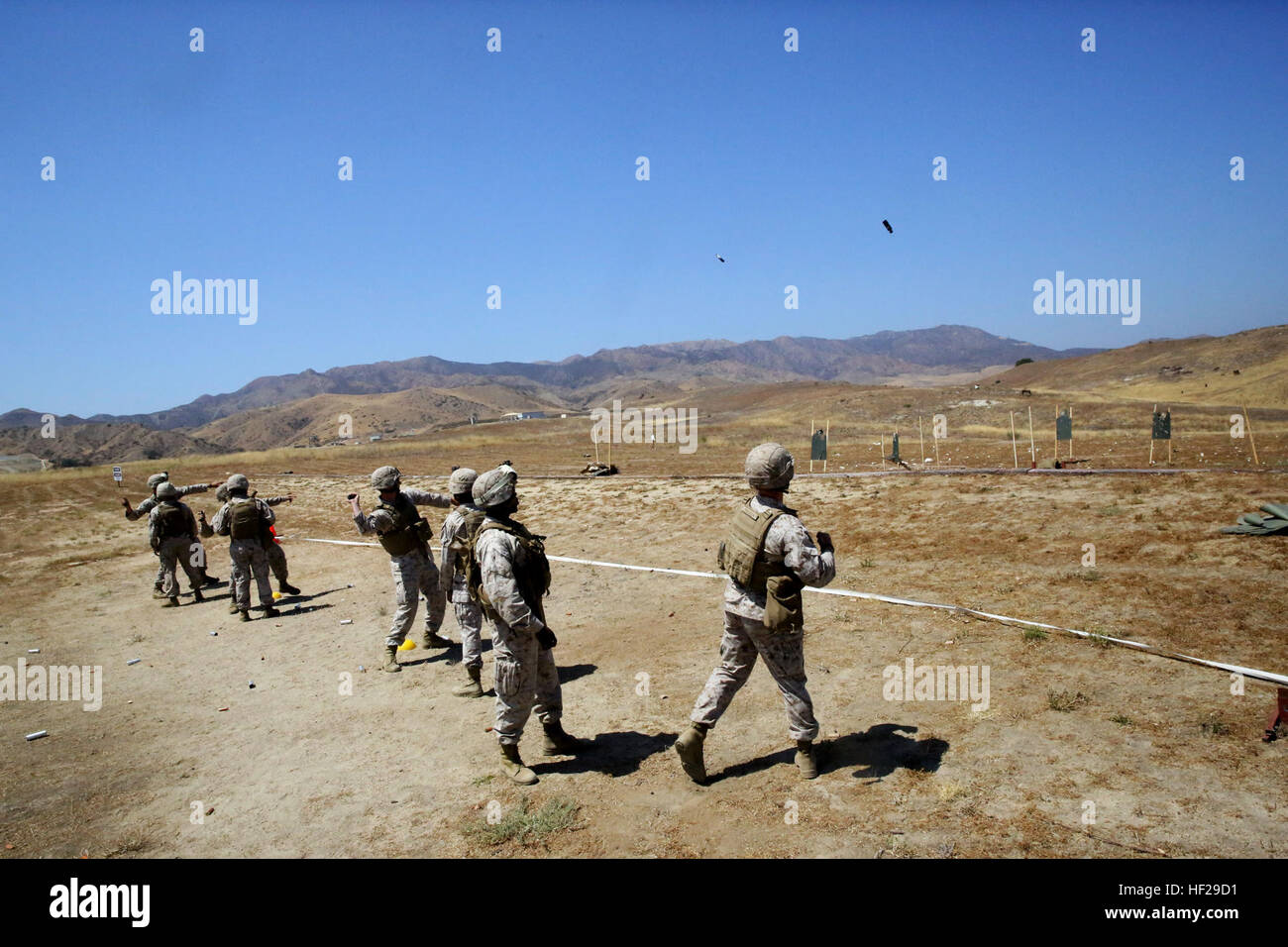 Marines con scopo speciale Marine Air Ground Task Force Sud gettare granate flash durante meno di formazione letale a bordo Marine Corps base Camp Pendleton, California, 30 giugno 2014. Il corso consisteva di folla le tecniche di dispersione, antisommossa formazioni ed il maneggiamento delle armi. La formazione è stata solo una porzione dei Marines' preparazione per unire i marinai a bordo del futuro USS AMERICA sul suo transito in tutto il continente sudamericano. Attraverso partner-nazione visite porta, chiave del leader gli impegni e la cooperazione in materia di sicurezza delle attività, i marinai e i Marines a dimostrare la flessibilità, utility Foto Stock