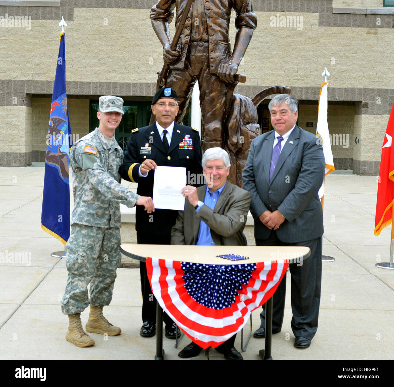 Gov. Rick Snyder contiene fino House Bill 5451 dopo la firma della legge alla Michigan Guardia Nazionale forza comune sede di Lansing, Mich, Luglio 1, 2014. Tenendo la fattura con i governatori sono società B, 1° Battaglione, centoventicinquesimo Soldato di fanteria privato Classe 1 Ian Cunningham e Michigan Aiutante Generale Il Mag. Gen. Gregorio Vadnais. Inoltre è raffigurato sost. Bruce Renden, il Bill è sponsor. Il disegno di legge prevede assistenza lezioni per Michigan membri di guardia di buona reputazione. (Michigan Guardia Nazionale foto di Master Sgt. Denice Rankin) Gov. Rick Snyder segni Guardia Nazionale Assistenza lezioni di bill (14426 Foto Stock