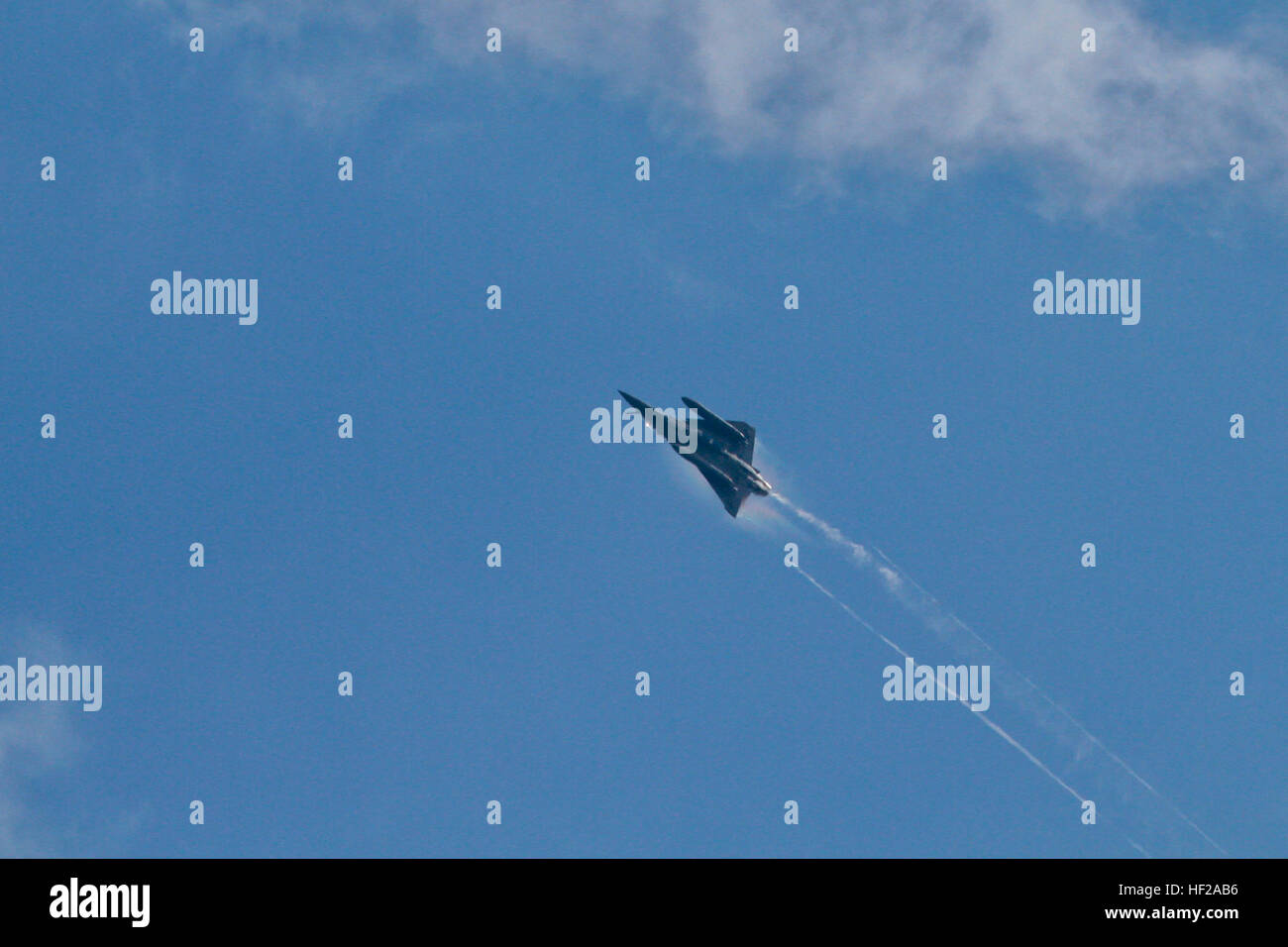 Un francese Air Force Mirage 2000 vola sopra Grafenwoehr Area Formazione, Baviera, Germania, il 16 luglio 2014, pur essendo controllata da U.S. Air Force aviatori dal New Jersey Air National Guard 177th della forze di sicurezza Squadron, che erano la formazione su emergenza chiudere il supporto aereo. (U.S. Air National Guard foto di Tech. Sgt. Matt Hecht/RILASCIATO) Funzionamento Kriegshammer 140716-Z-NI803-611 Foto Stock