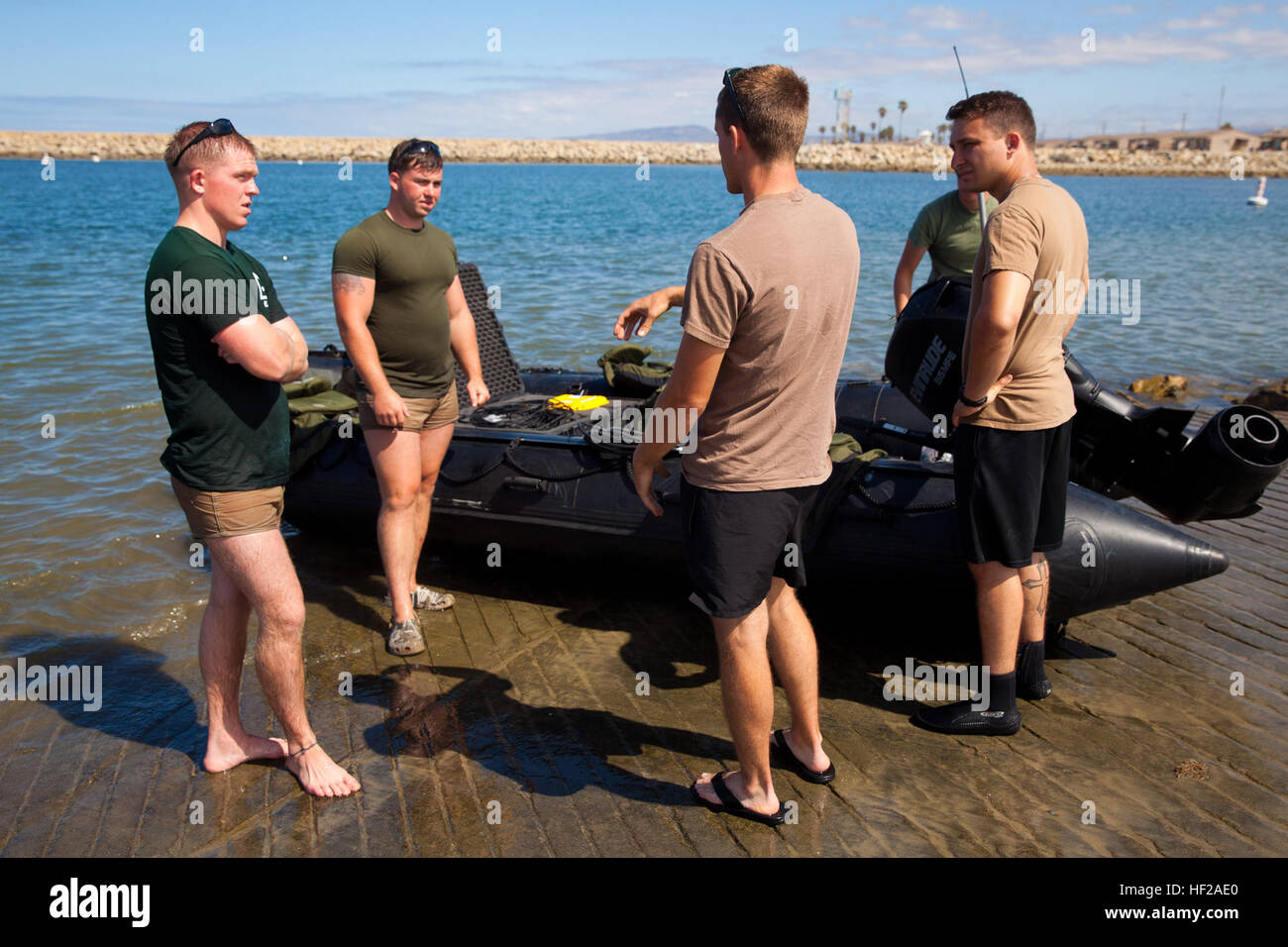 Il personale della marina militare dall'Oceanografia Naval Special Warfare Command (destra) parlare con Marines dal 2° Battaglione di intelligence, II Marine forza expeditionary circa i Marines' indagine subacquea attrezzature a Camp Pendleton, California, 17 luglio 2014. I marines distribuite due barche Zodiac a condurre indagini di terreno subacqueo in diversi della base spiagge. Una squadra di Marines anche misurata la profondità di acqua dalla spiaggia utilizzando apparecchiature di posizionamento mentre il secondo team usato profondità sonar diagnosi al largo. La Marina testato il suo veicolo autonomo sottomarino in congiunzione con i Marines come wa Foto Stock