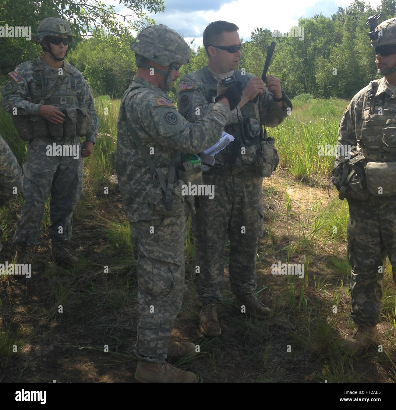 New York Army National Guard 1Lt. Patrick Halpin, destra, Delegato per la società C, 2° battaglione di fanteria 108th assiste il 2° plotone Team Leader Sgt. Richard scommessa in chiamate in una 9 linea di evacuazione medica (MEDEVAC) richiesta durante il corso di formazione con la società F, 1° Battaglione, 169Aviation (Air Ambulance) a Fort Drum. Le due unità addestrate congiuntamente qui durante il loro New York esercito Guardia Nazionale Formazione annuale qui Luglio 17. New York La Guardia Nazionale prende a skies 140717-Z-ZZ999-002 Foto Stock